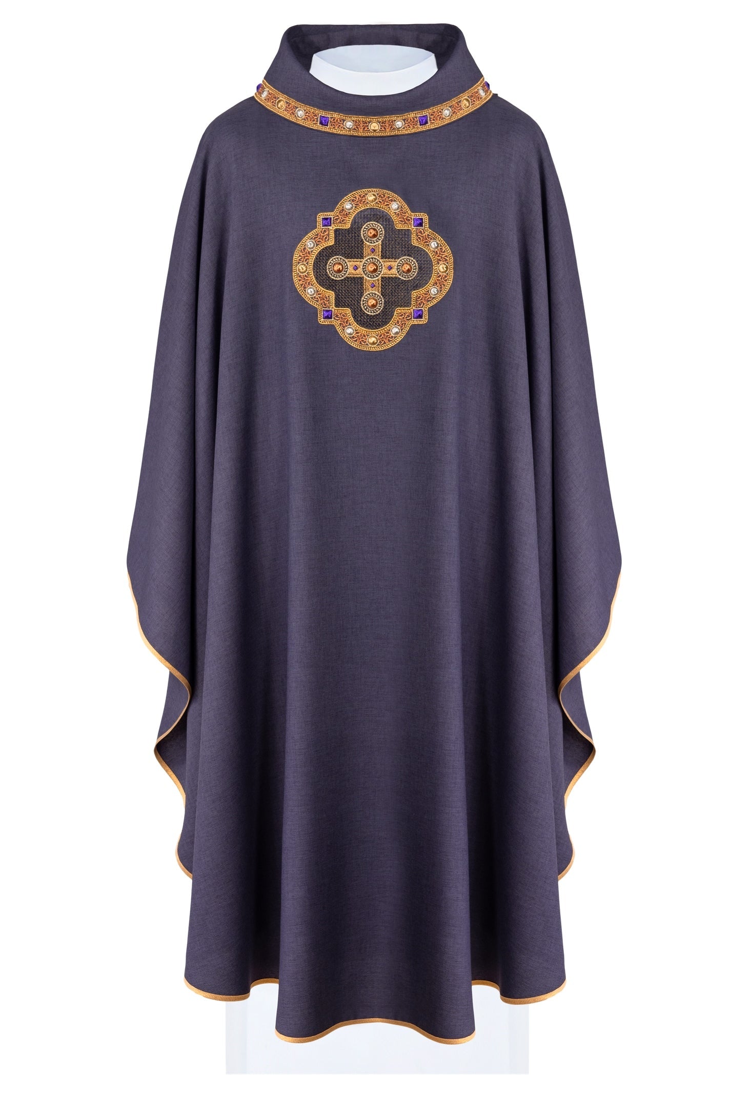 Chasuble en violet avec passepoil brodé sur le col et autour de la broderie de la croix