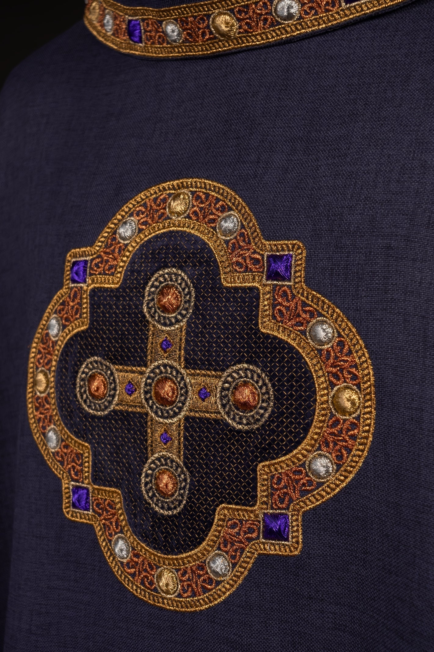 Chasuble en violet avec passepoil brodé sur le col et autour de la broderie de la croix