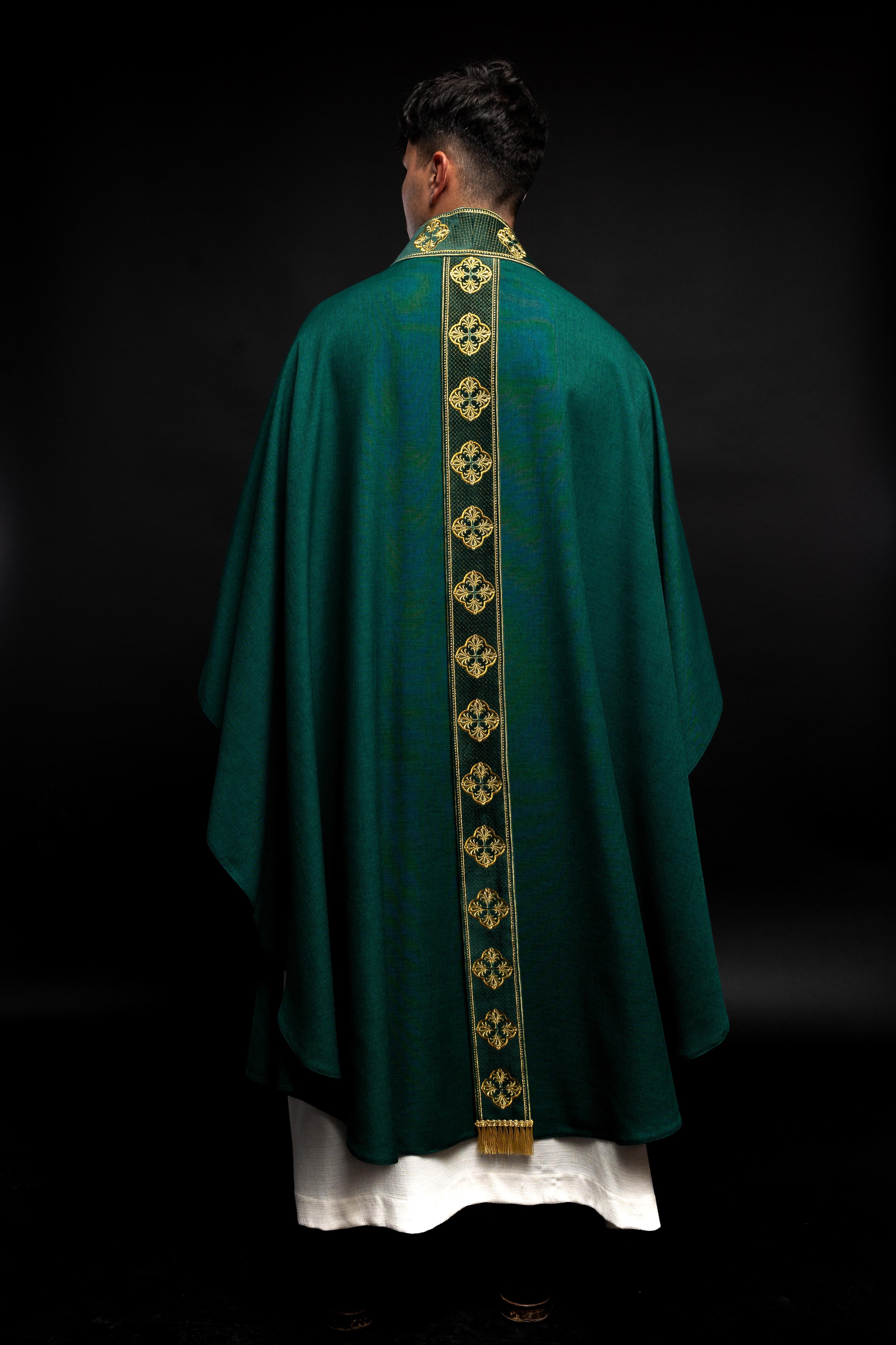 Chasuble verte avec ceinture brodée et collier croisé