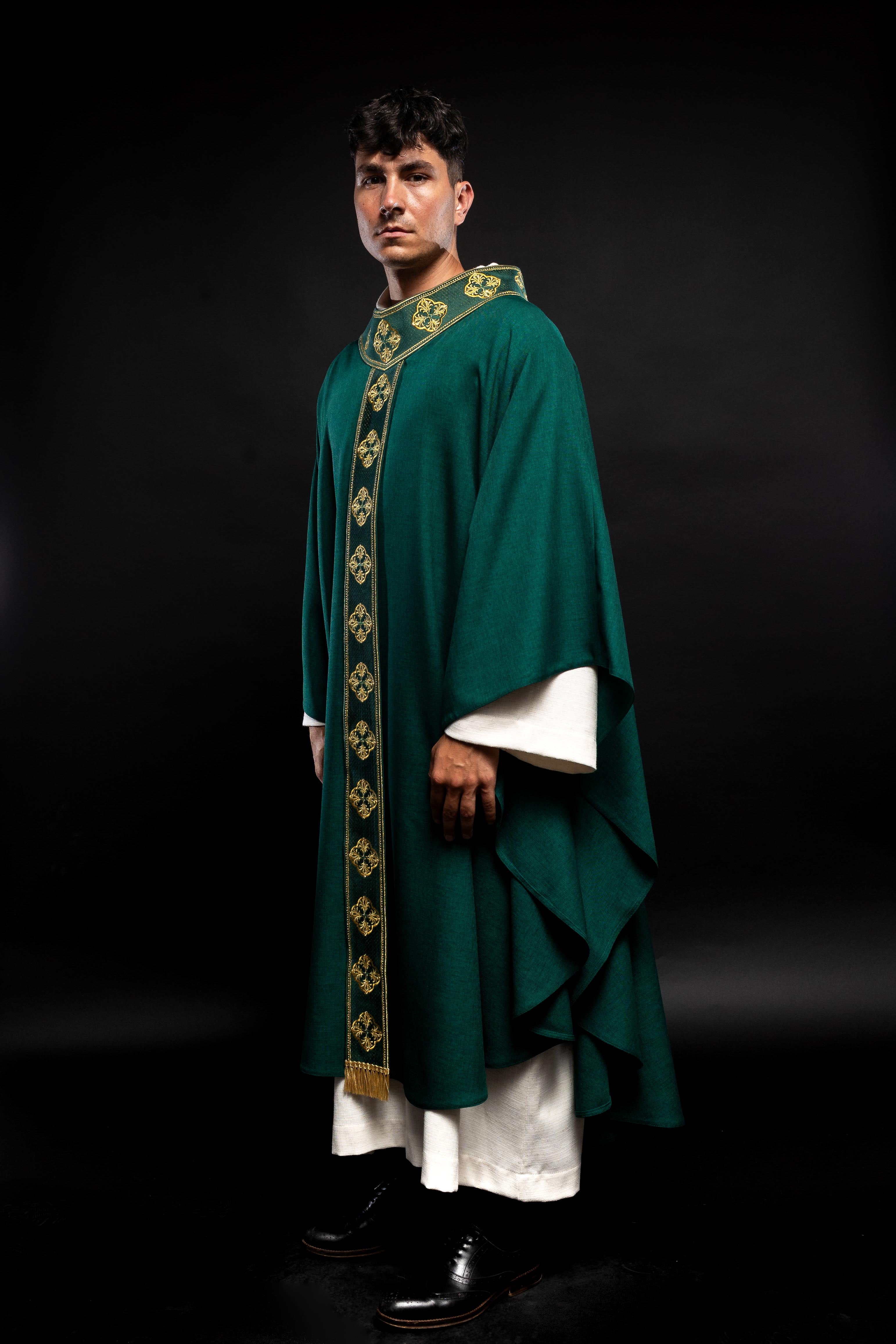 Chasuble verte avec ceinture brodée et collier croisé