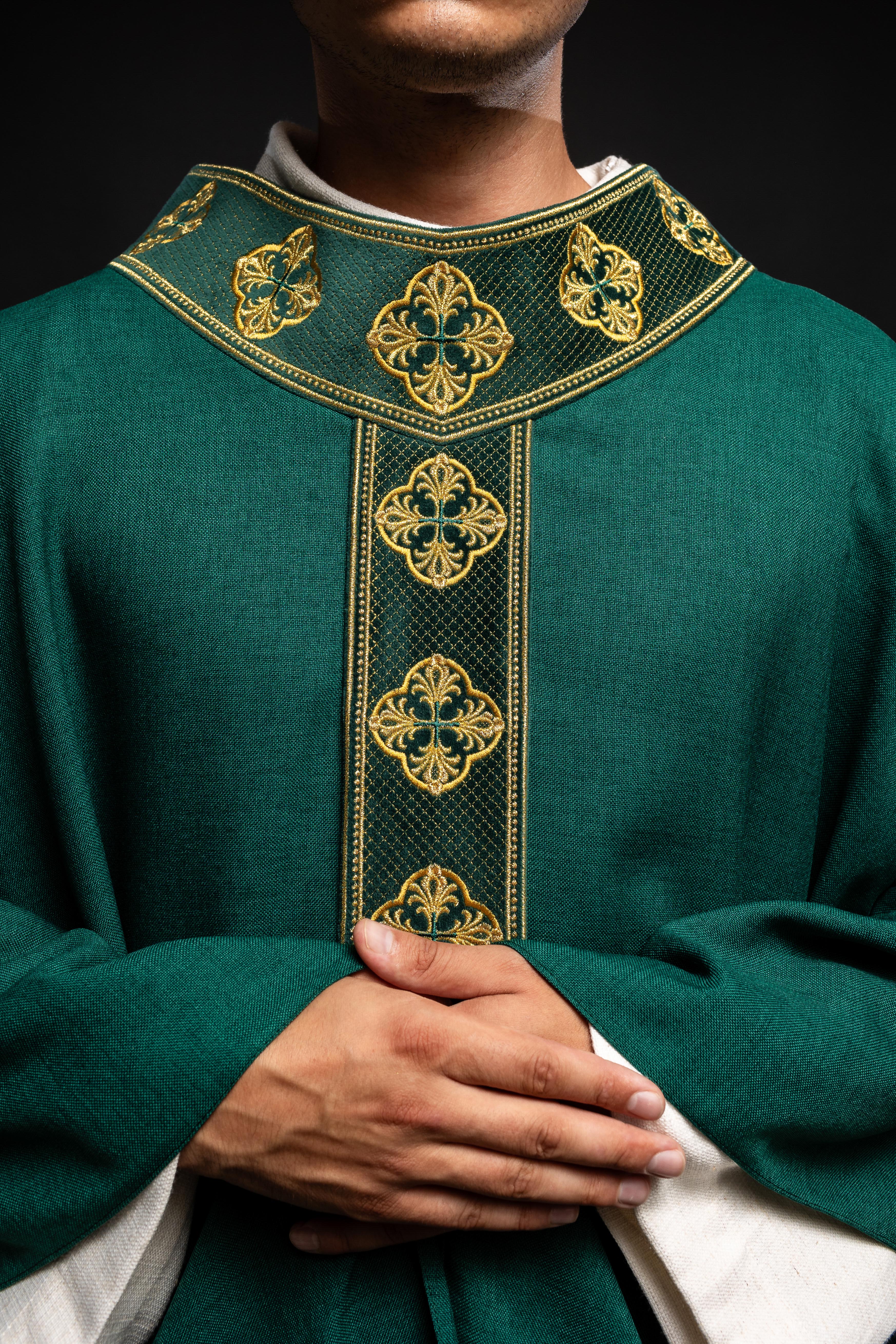 Chasuble verte avec ceinture brodée et collier croisé