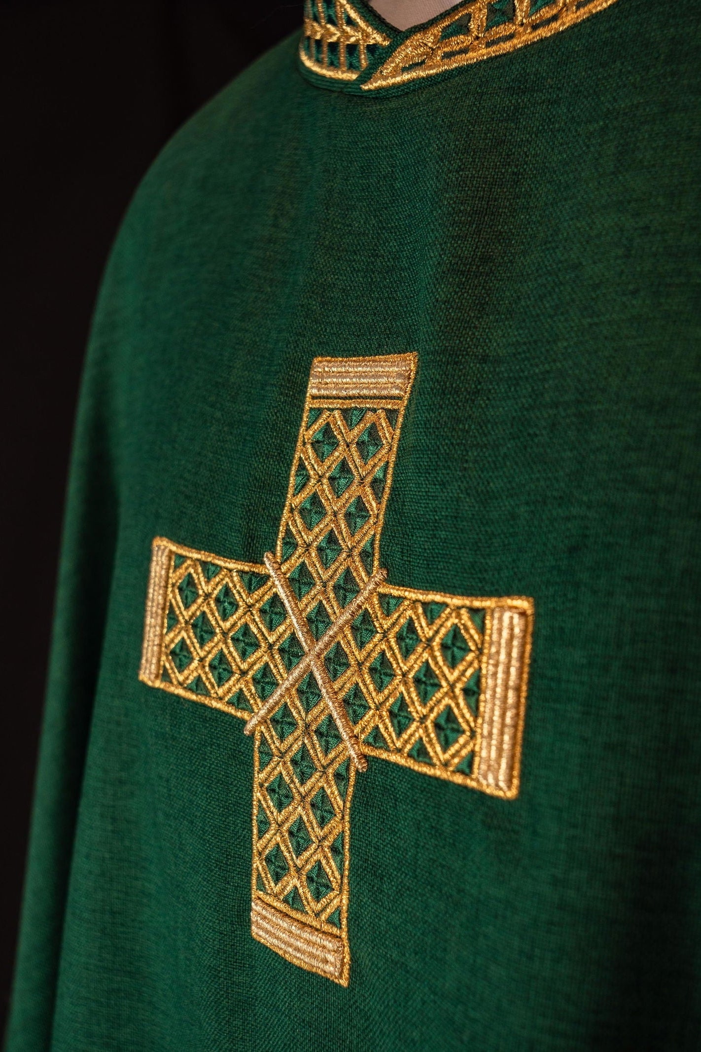 Chasuble verte avec croix et col brodés en or