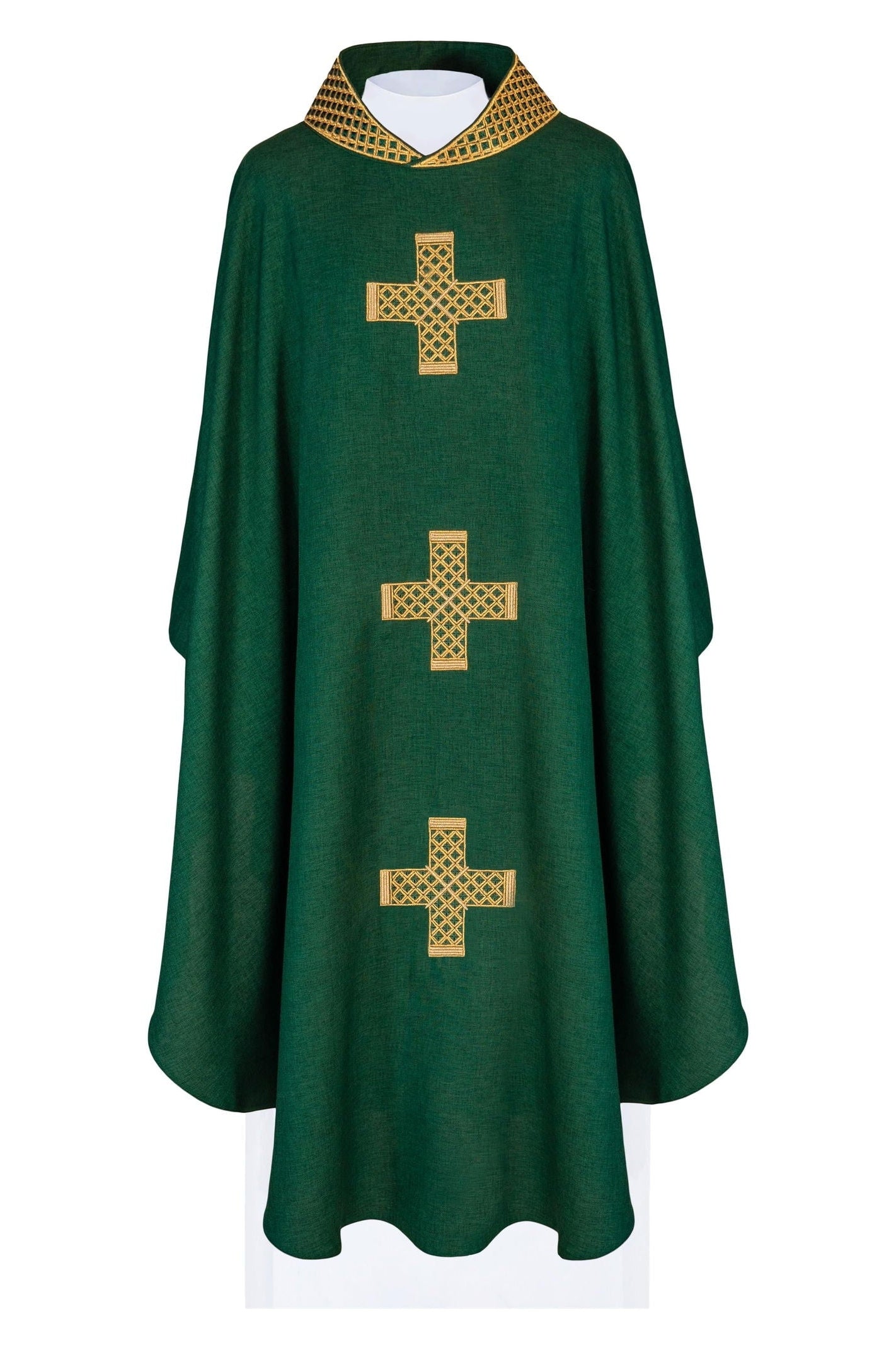 Chasuble verte avec croix et col brodés en or