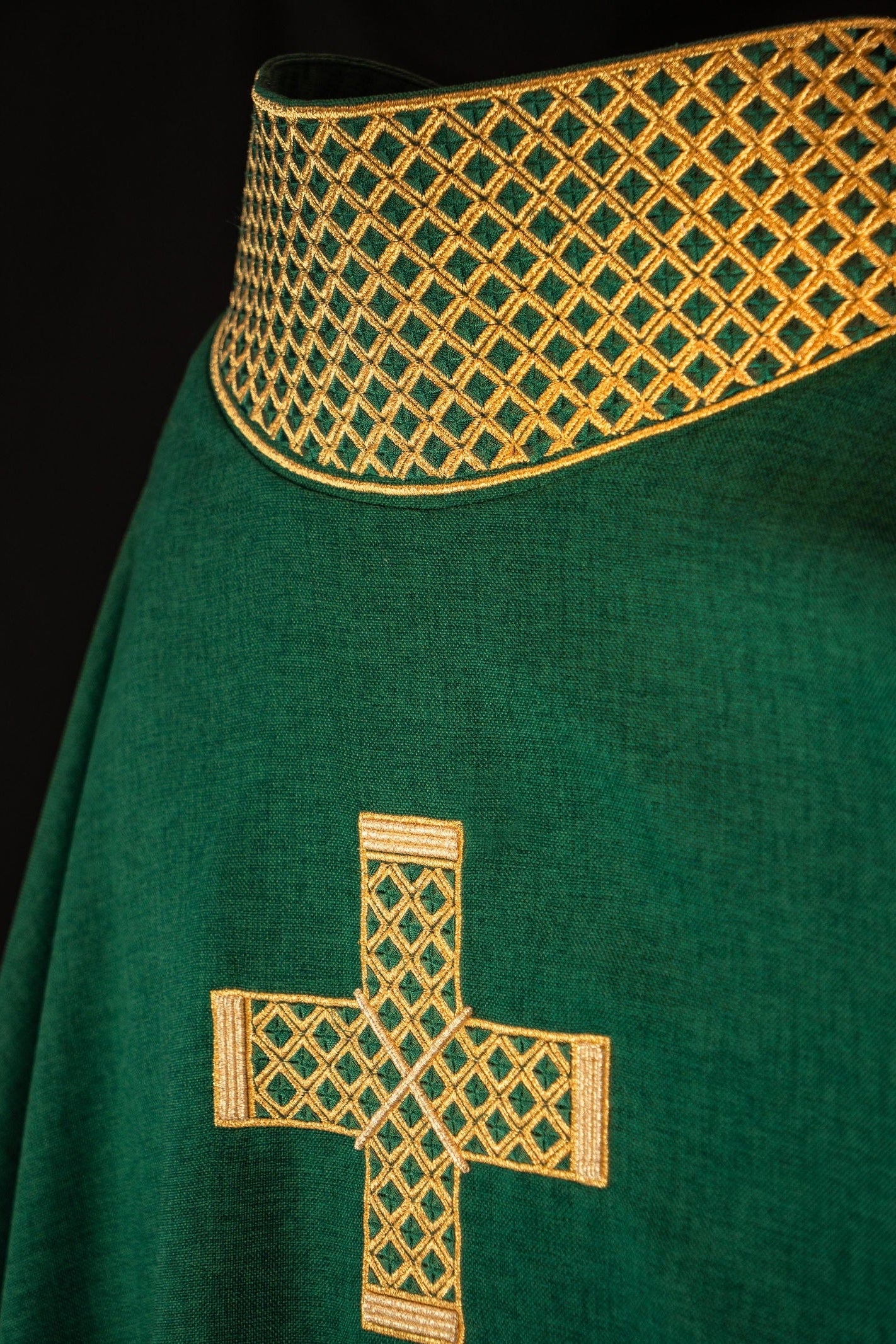 Chasuble verte avec croix et col brodés en or