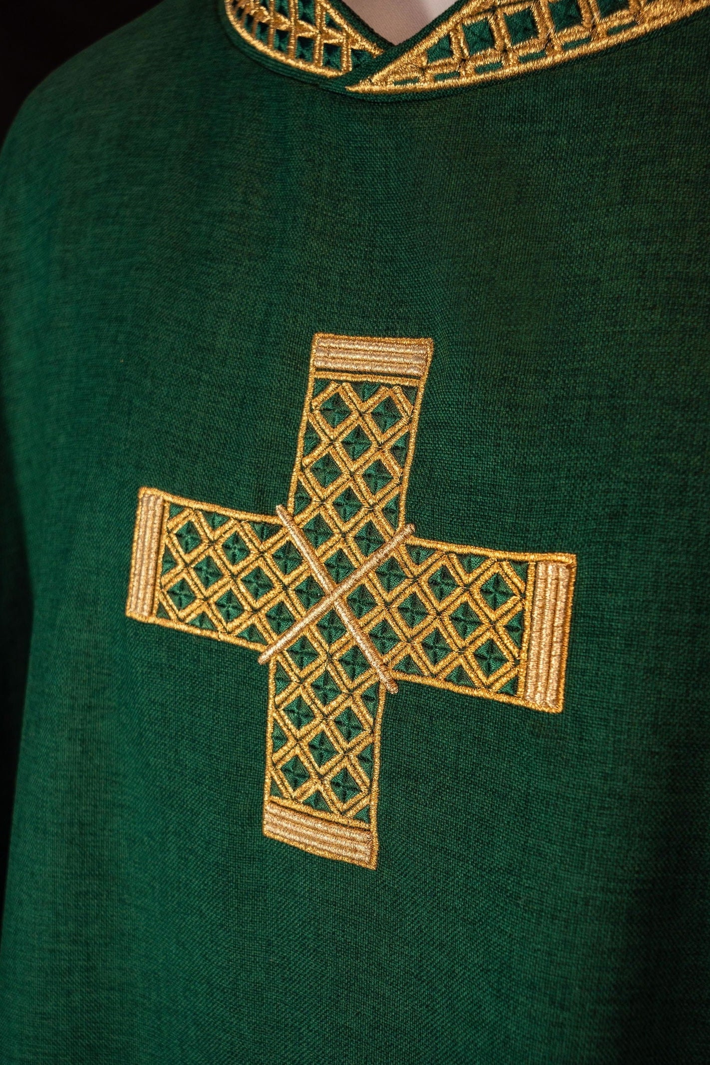 Chasuble verte avec croix et col brodés en or