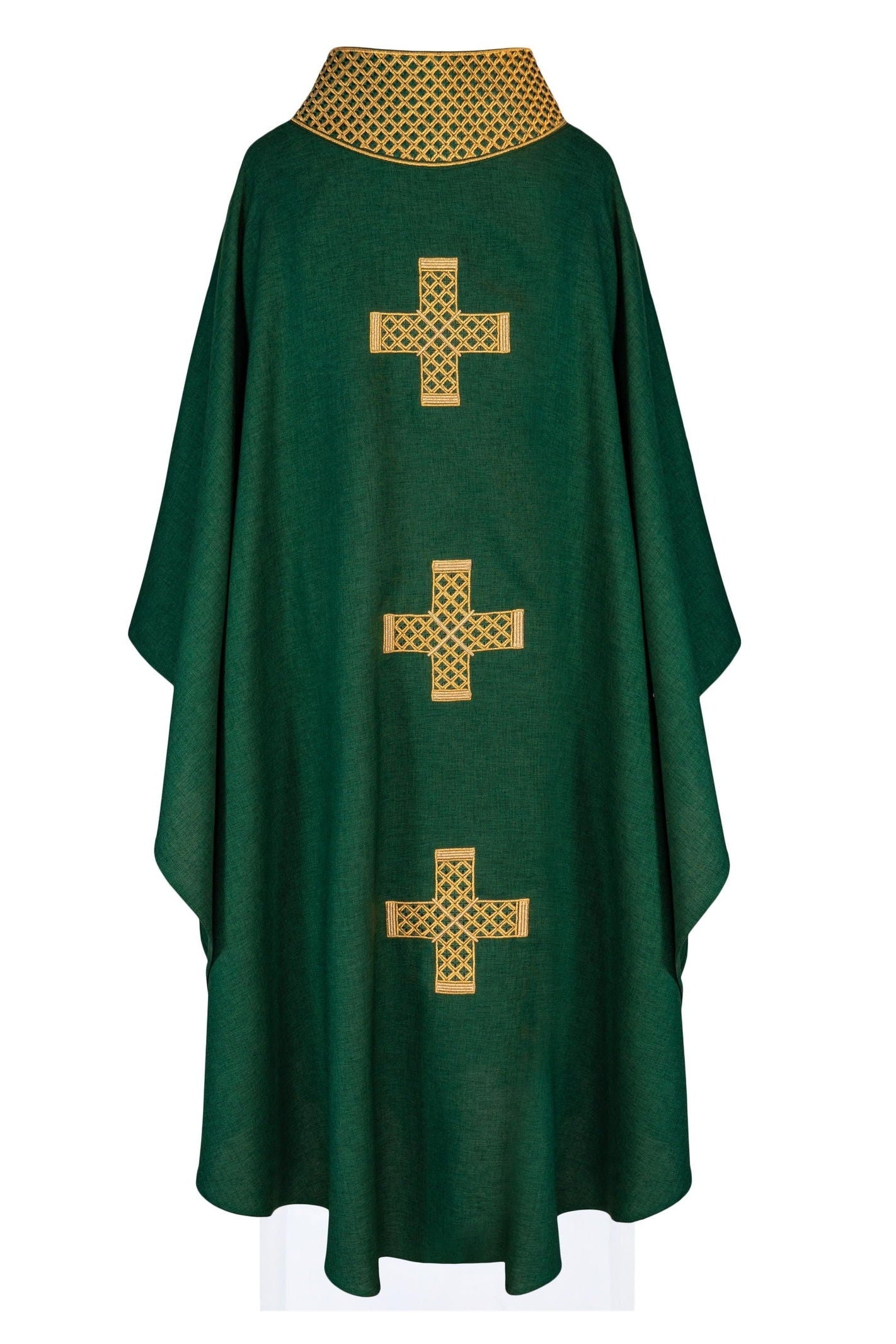 Chasuble verte avec croix et col brodés en or