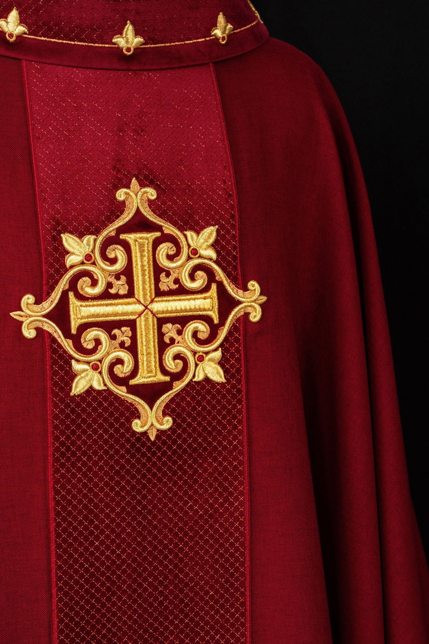 Chasuble avec ceinture en velours rouge et broderie en croix