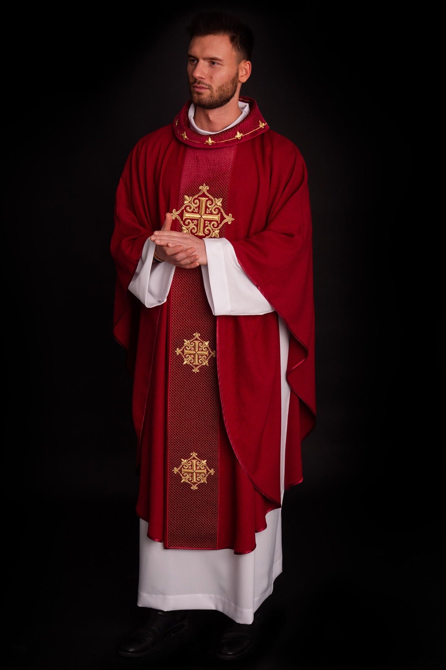 Chasuble avec ceinture en velours rouge et broderie en croix