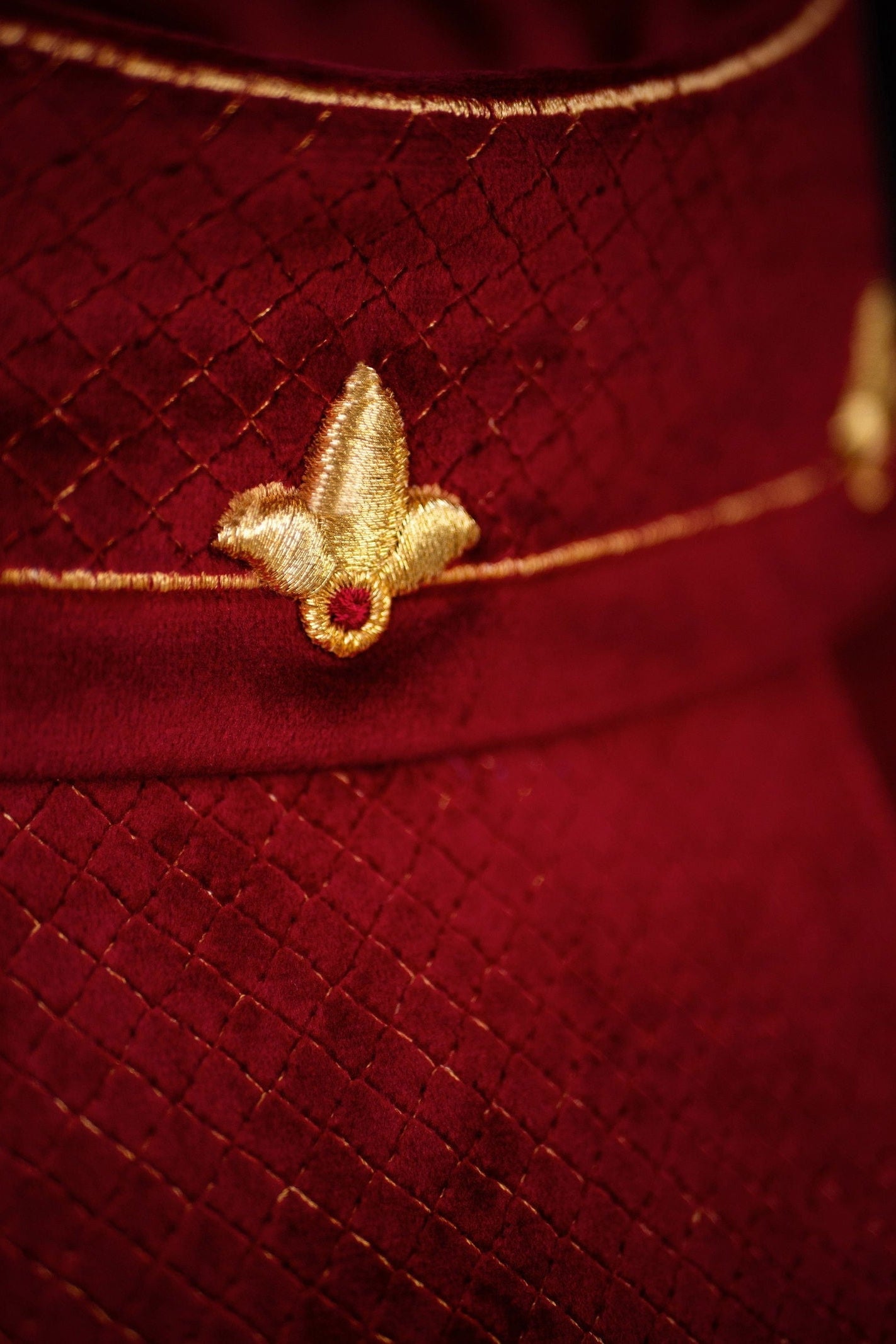 Chasuble avec ceinture en velours rouge et broderie en croix