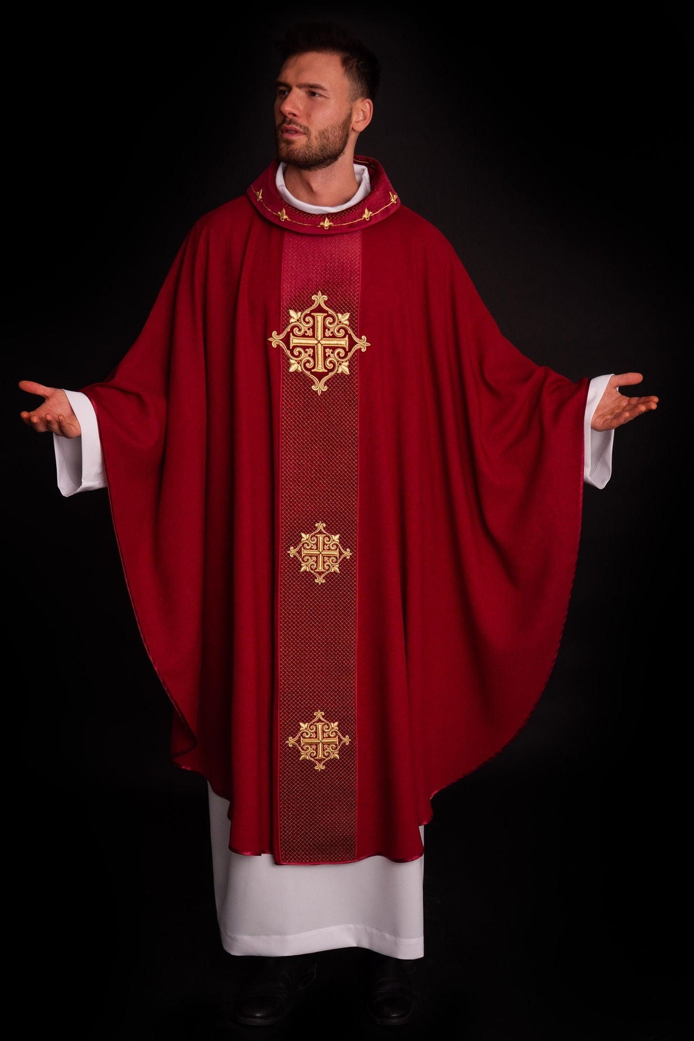 Chasuble avec ceinture en velours rouge et broderie en croix