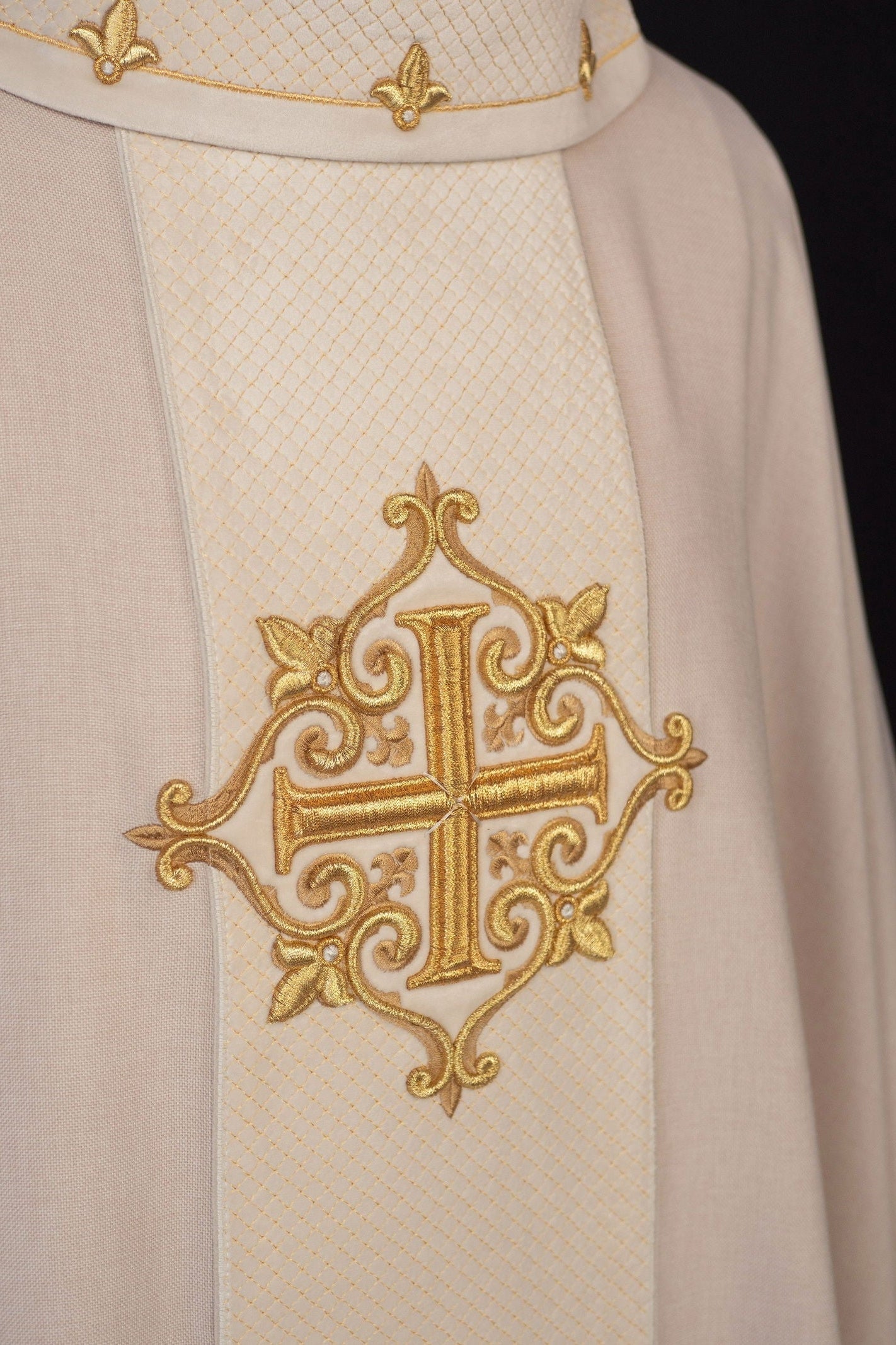 Chasuble avec ceinture en velours écru et broderie croisée