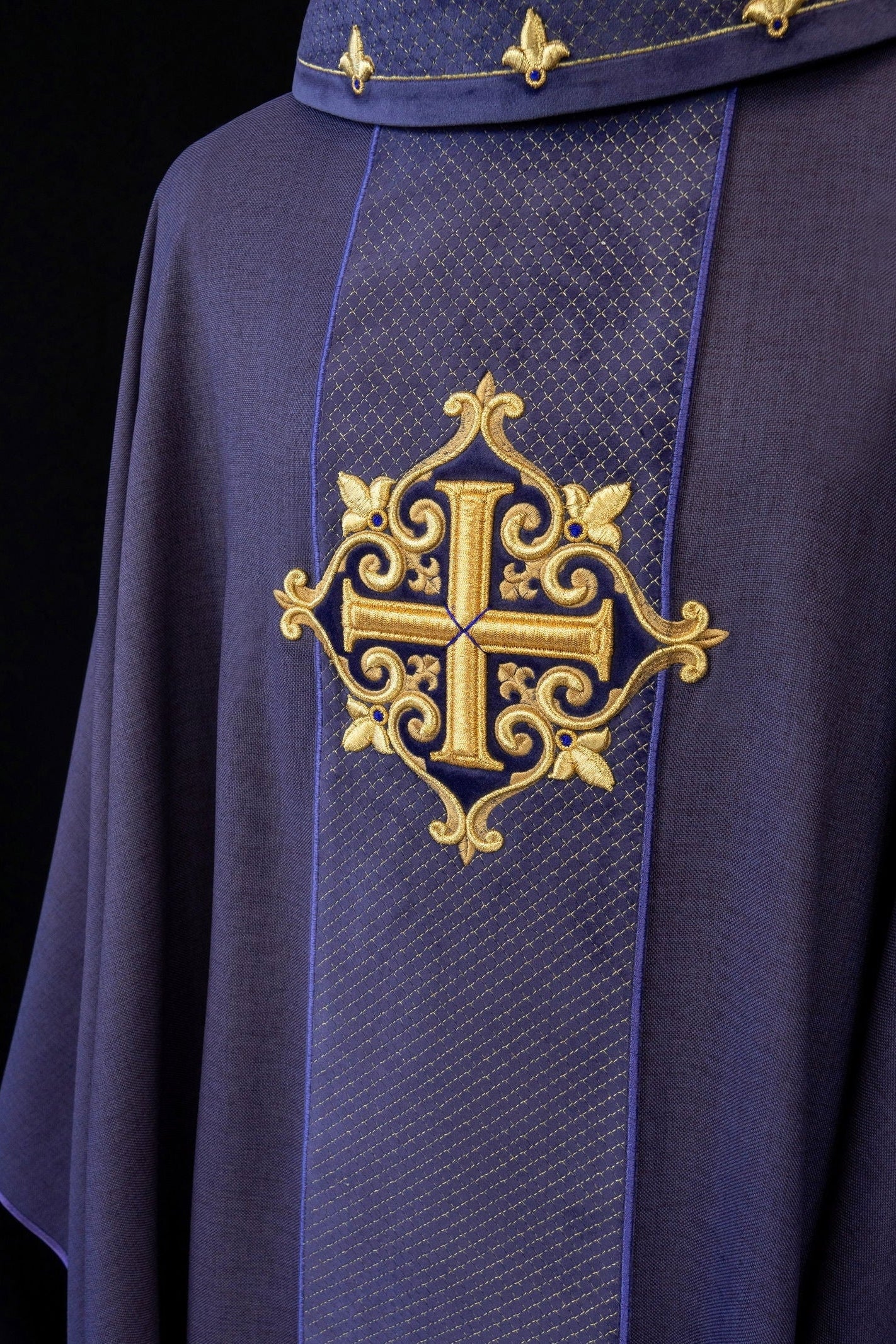 Chasuble avec ceinture de velours violet et broderie de croix