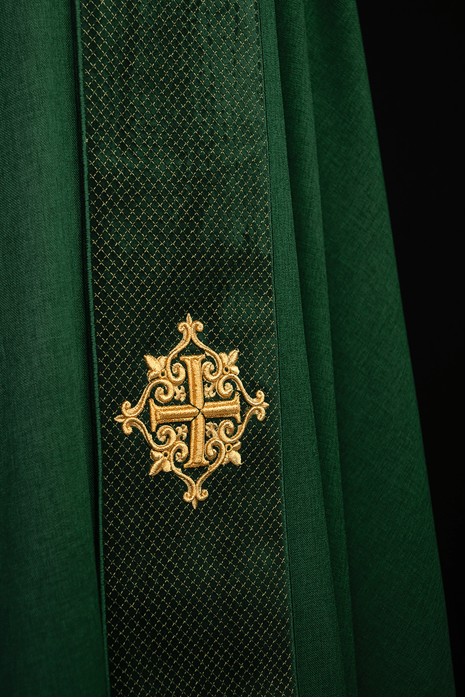 Chasuble avec ceinture en velours vert et broderie en croix