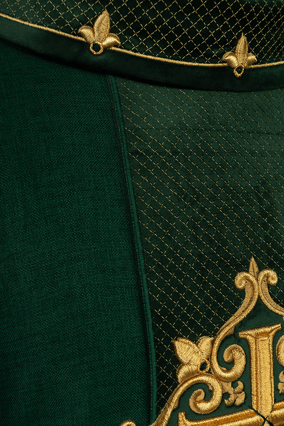 Chasuble avec ceinture en velours vert et broderie en croix