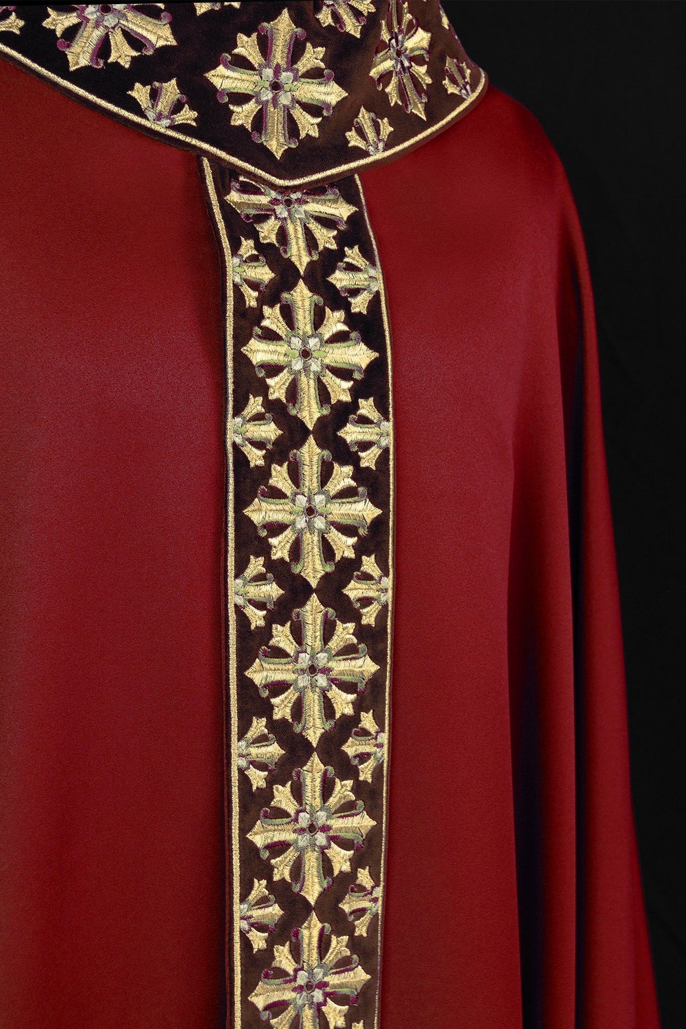 Chasuble avec broderie rouge vif