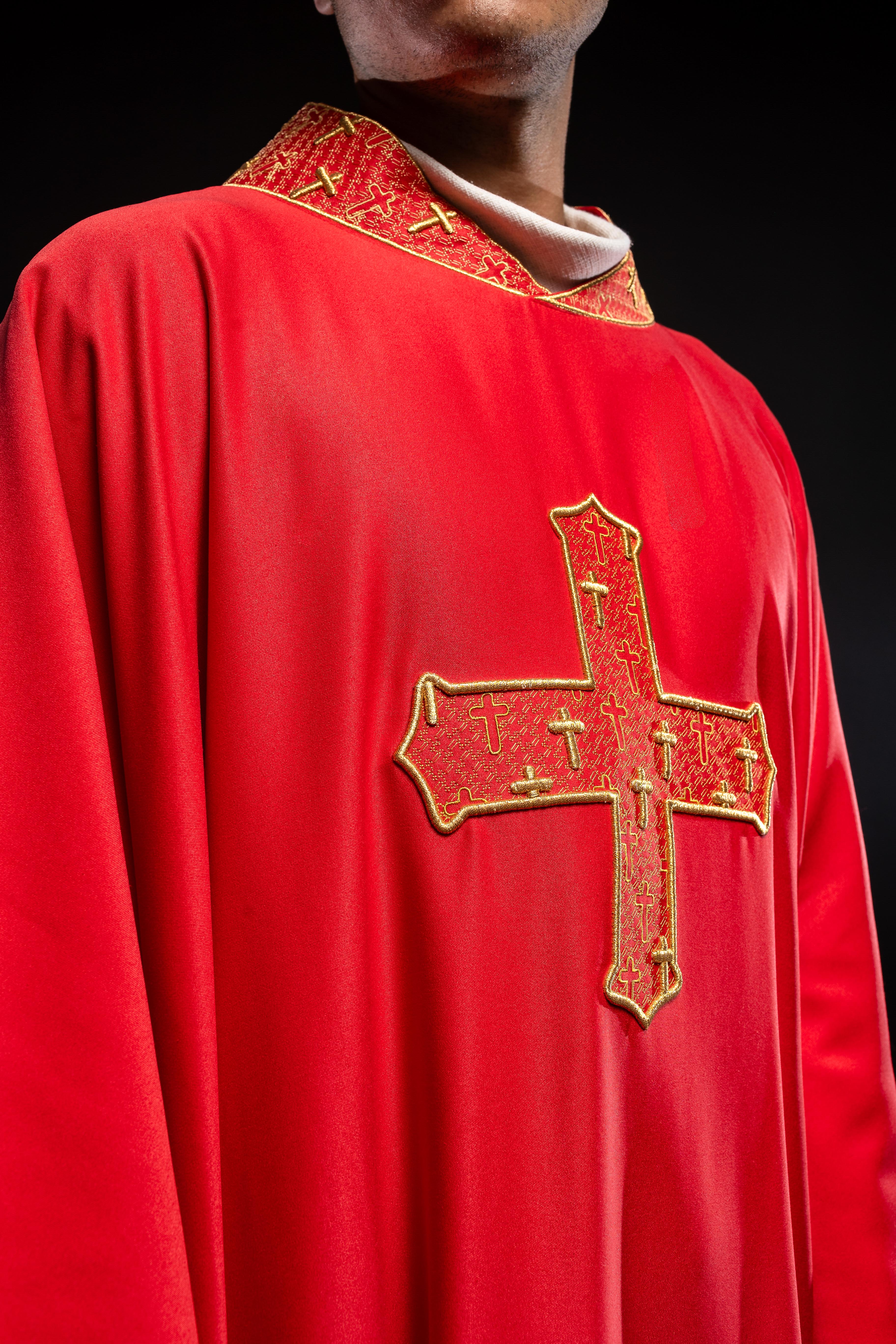 Chasuble avec croix et col richement brodés en rouge