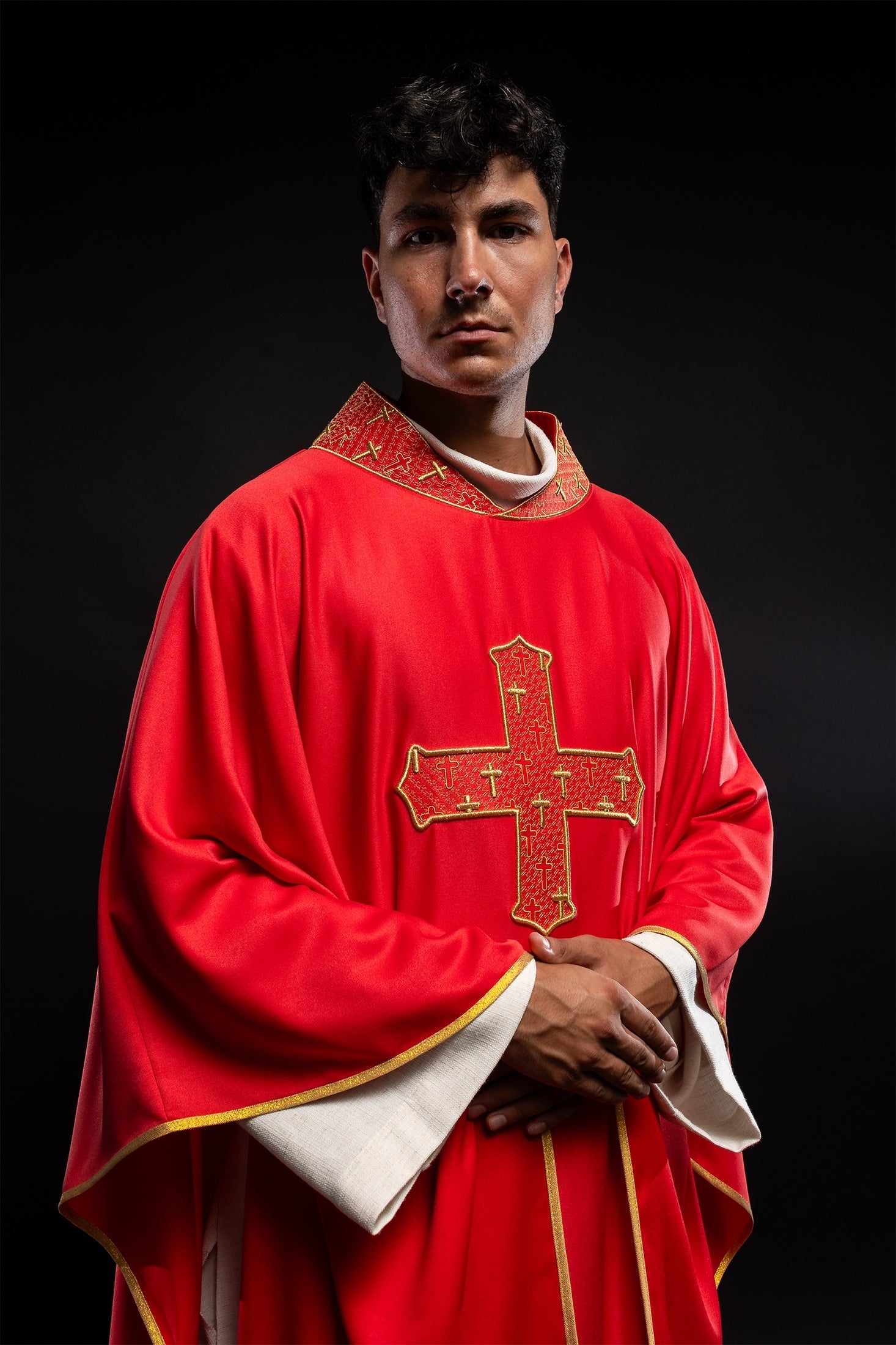 Chasuble avec croix et col richement brodés en rouge