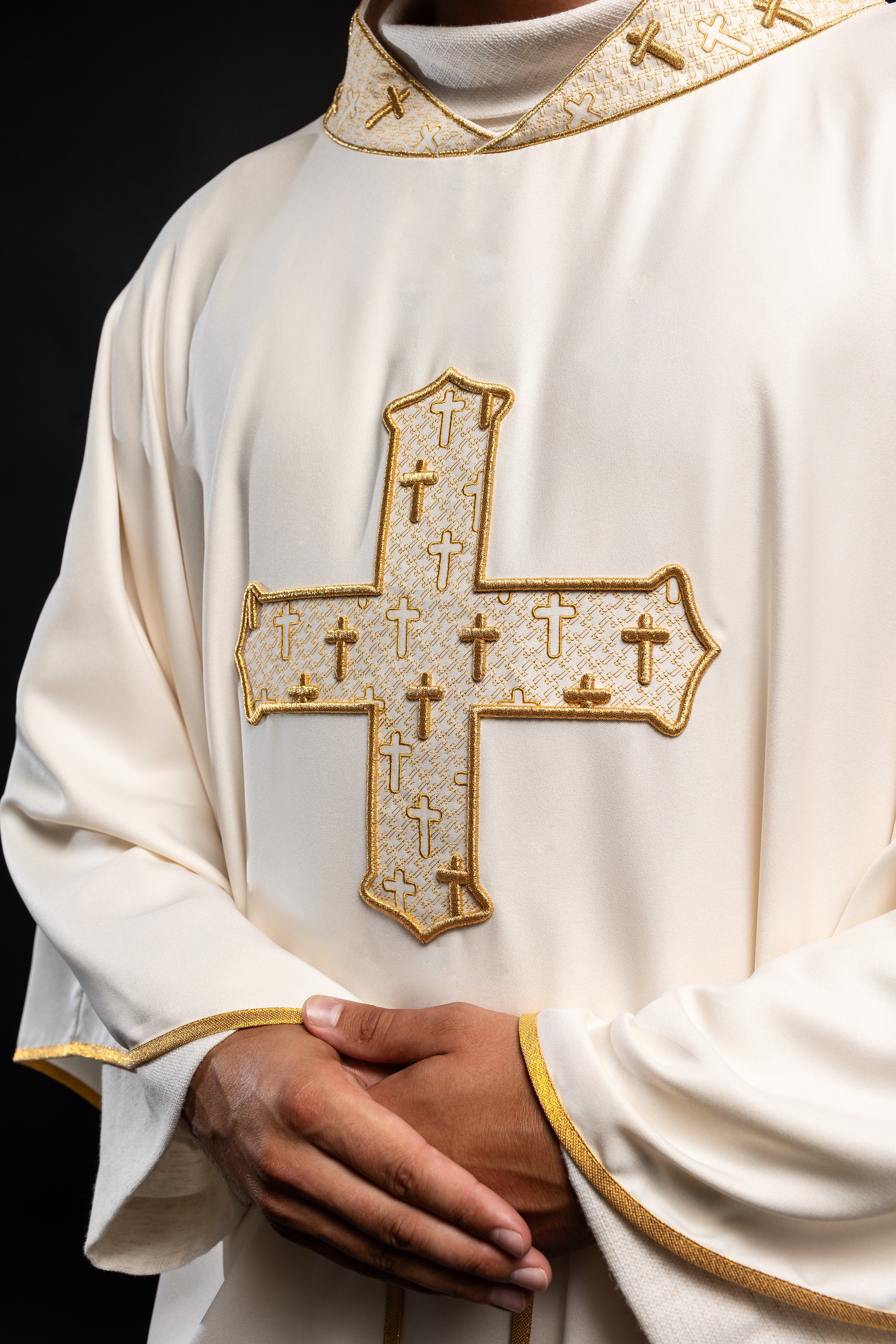 Chasuble avec croix et col richement brodés en écru