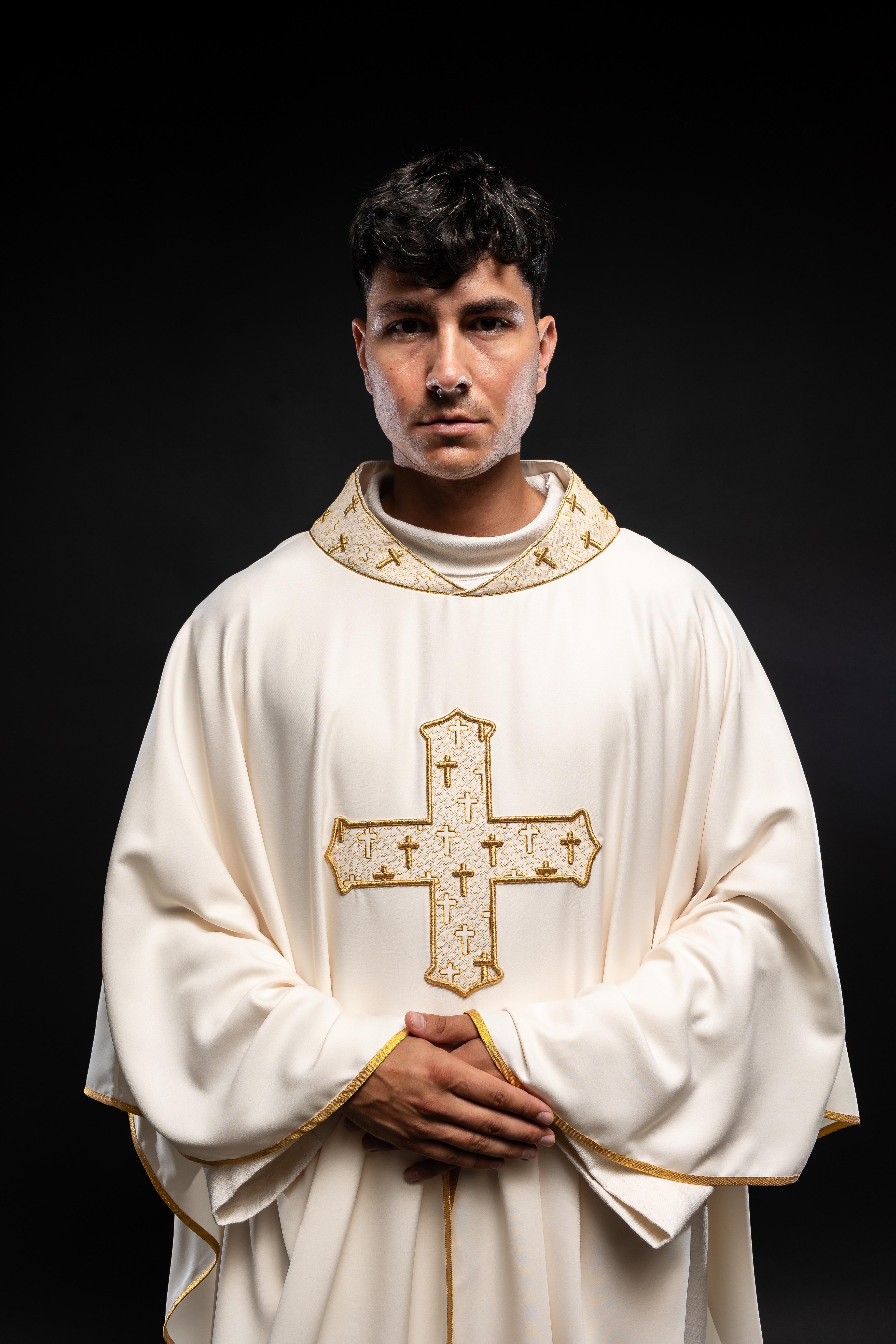 Chasuble avec croix et col richement brodés en écru