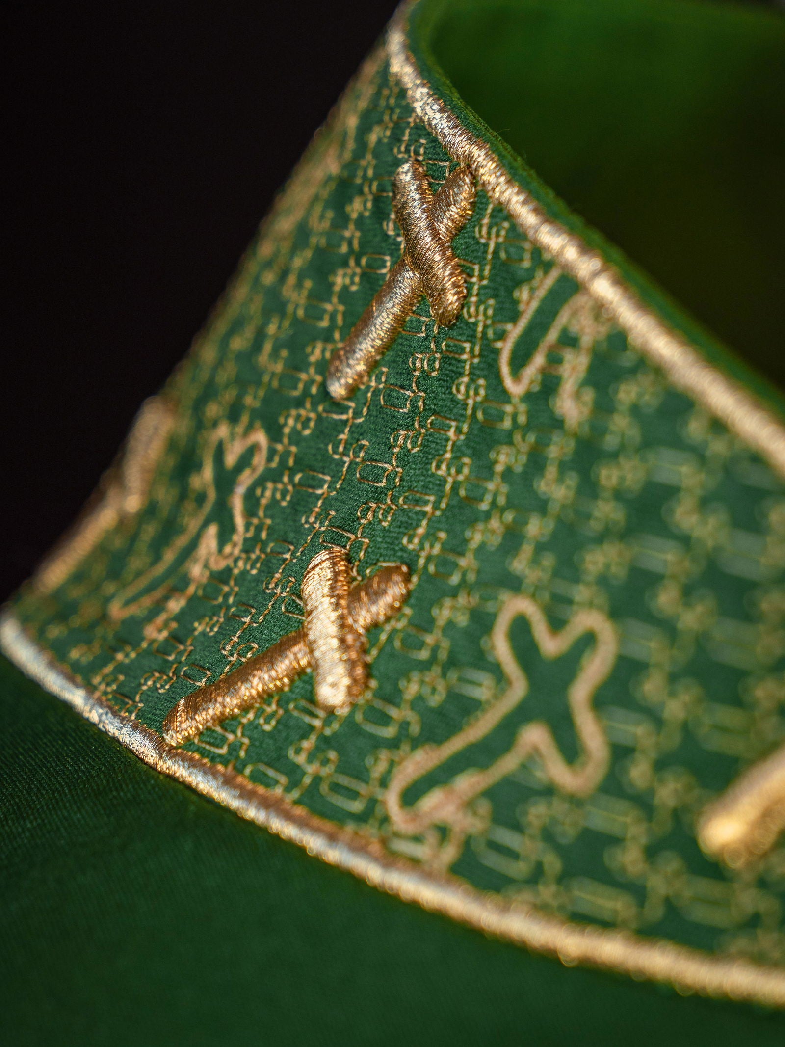 Chasuble avec croix et col richement brodés en vert