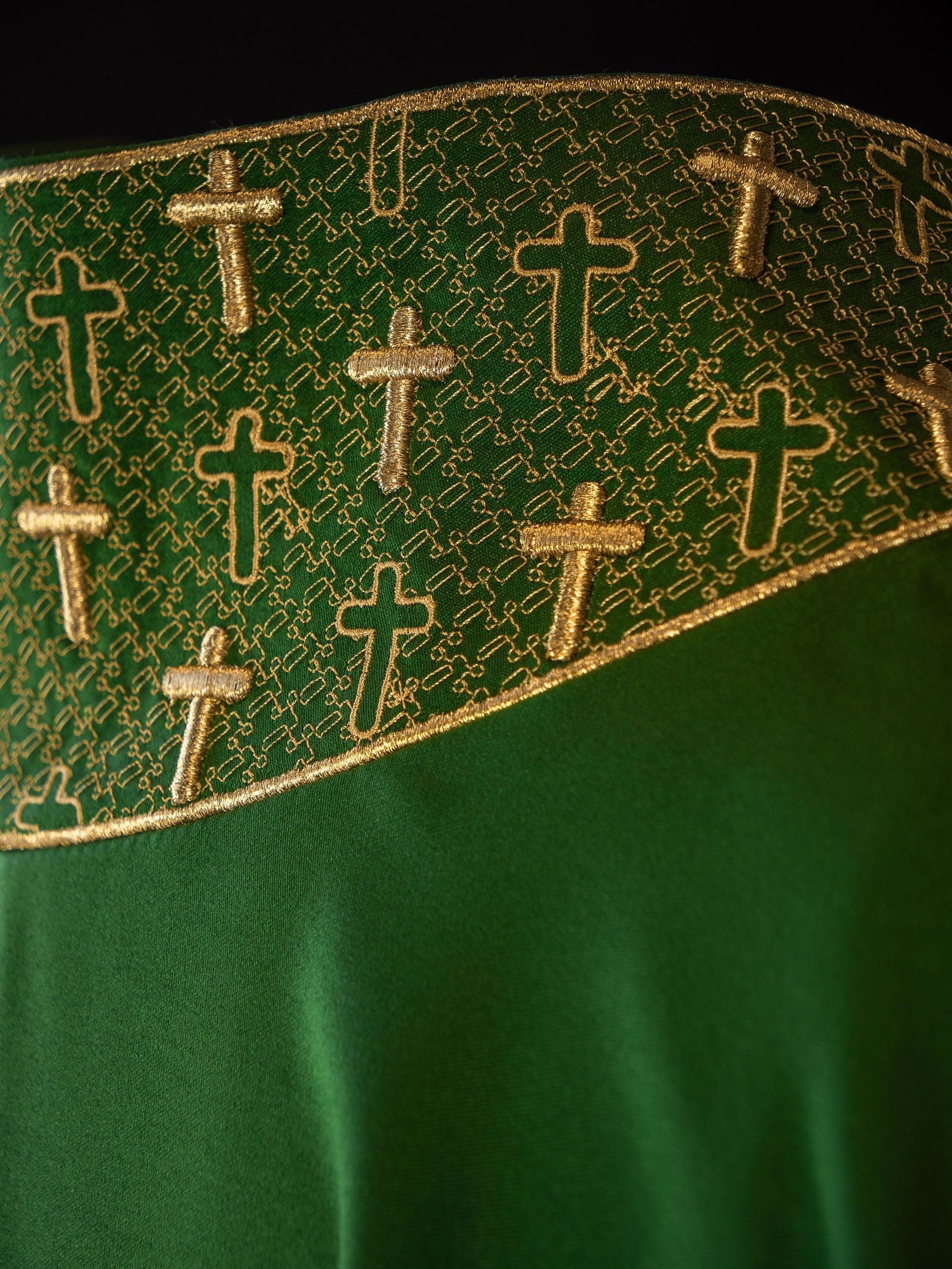 Chasuble avec croix et col richement brodés en vert