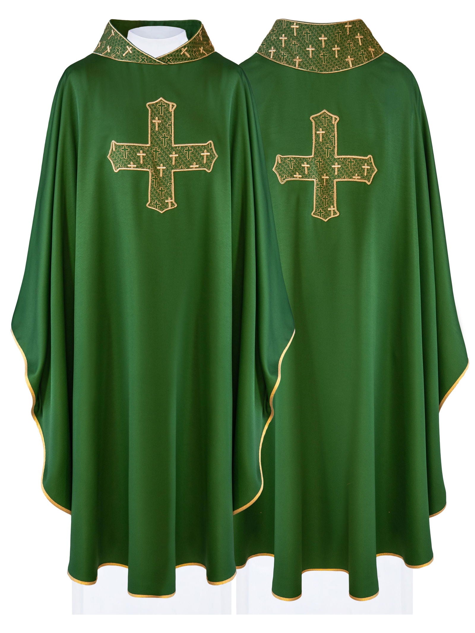 Chasuble avec croix et col richement brodés en vert