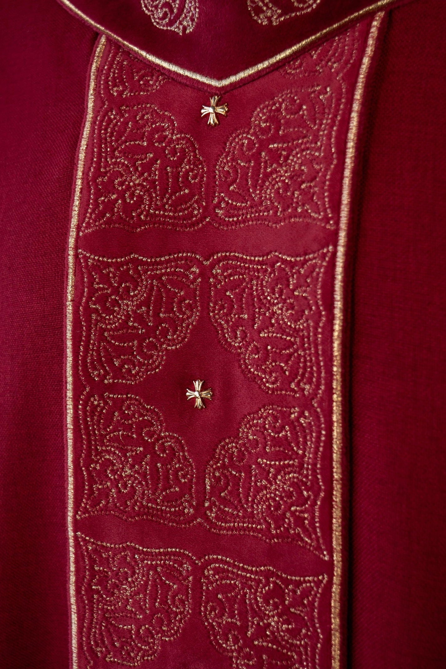 Chasuble avec ceinture et col richement brodés en rouge