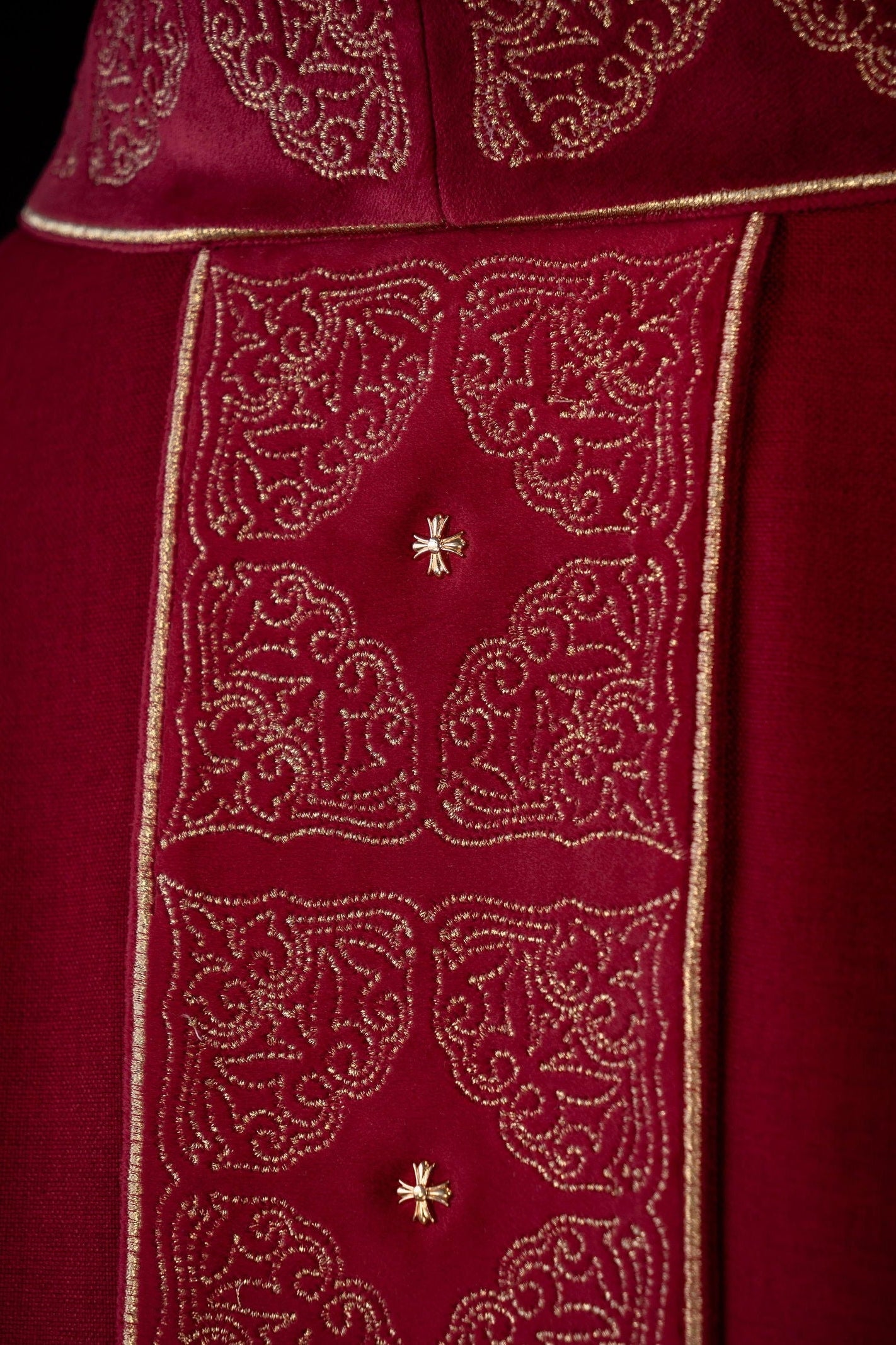 Chasuble avec ceinture et col richement brodés en rouge