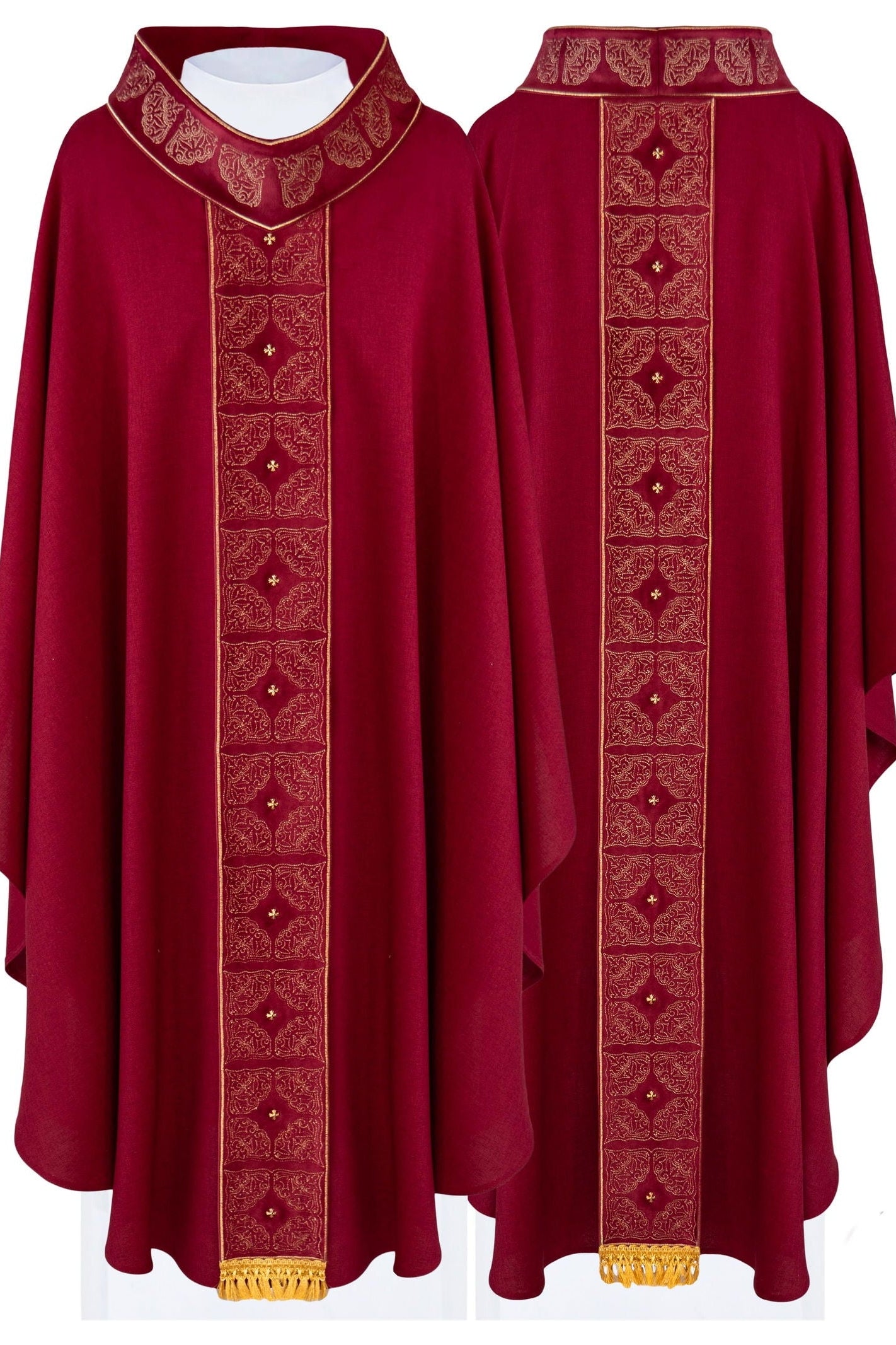 Chasuble avec ceinture et col richement brodés en rouge