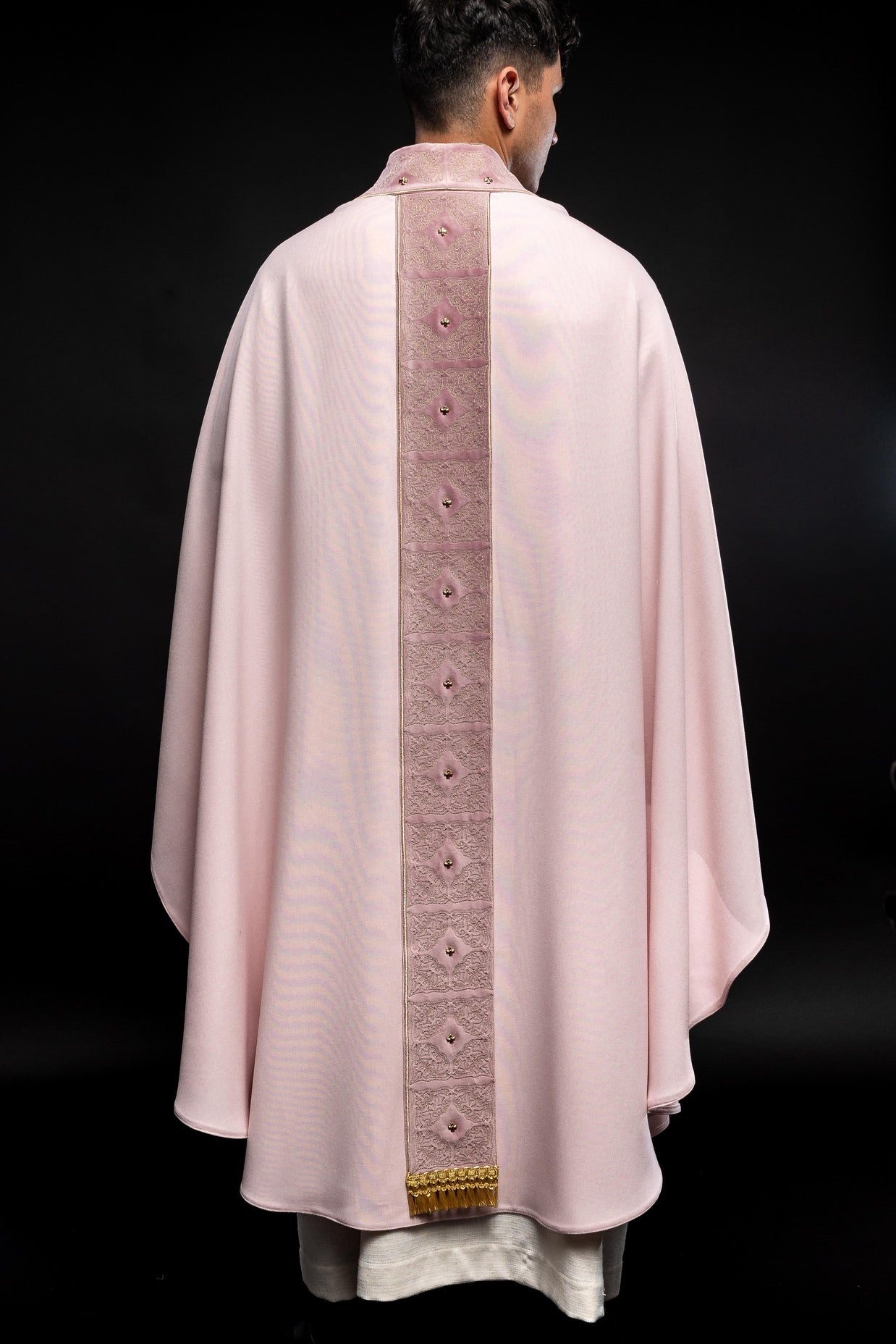 Chasuble avec ceinture et col richement brodés en rose