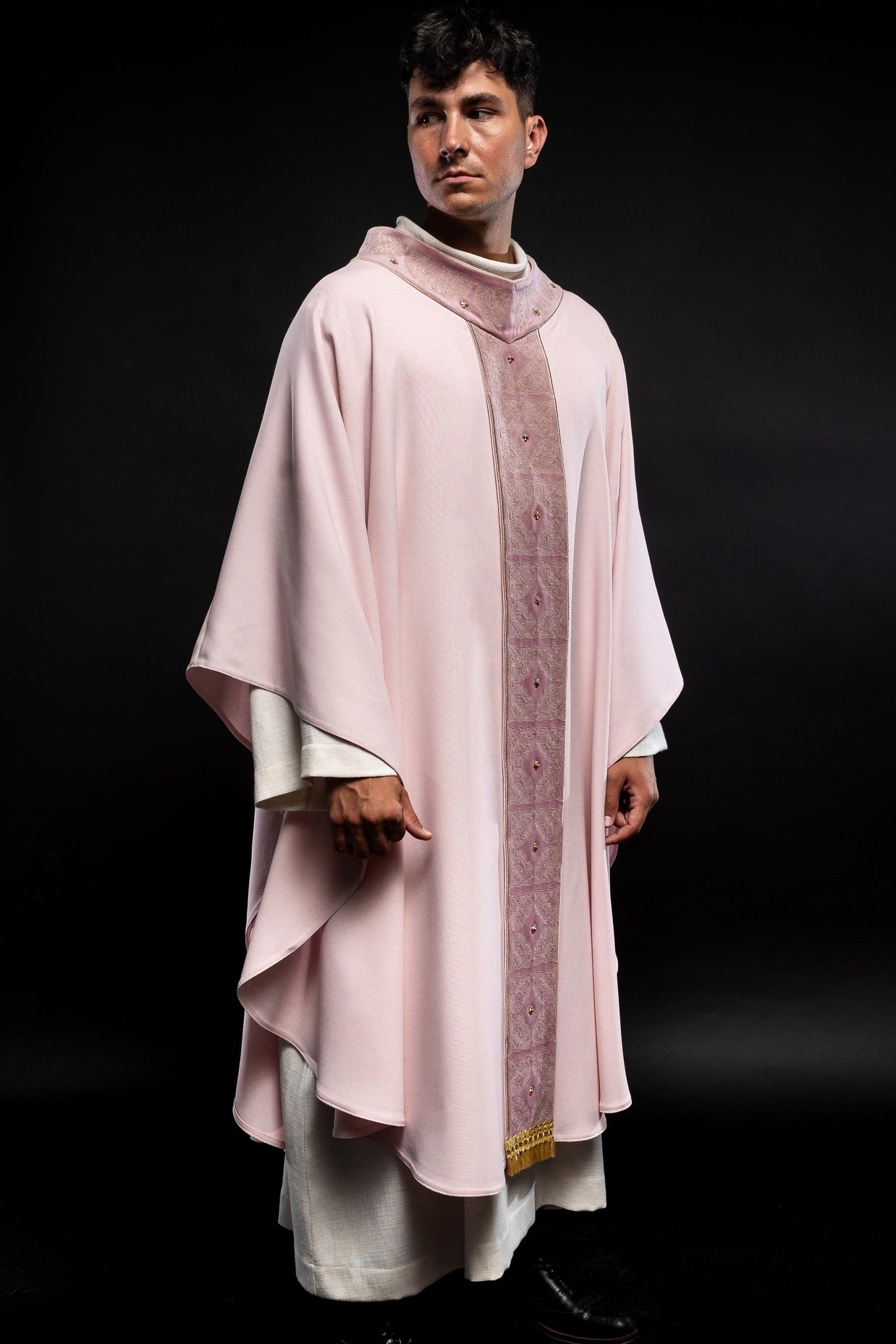 Chasuble avec ceinture et col richement brodés en rose