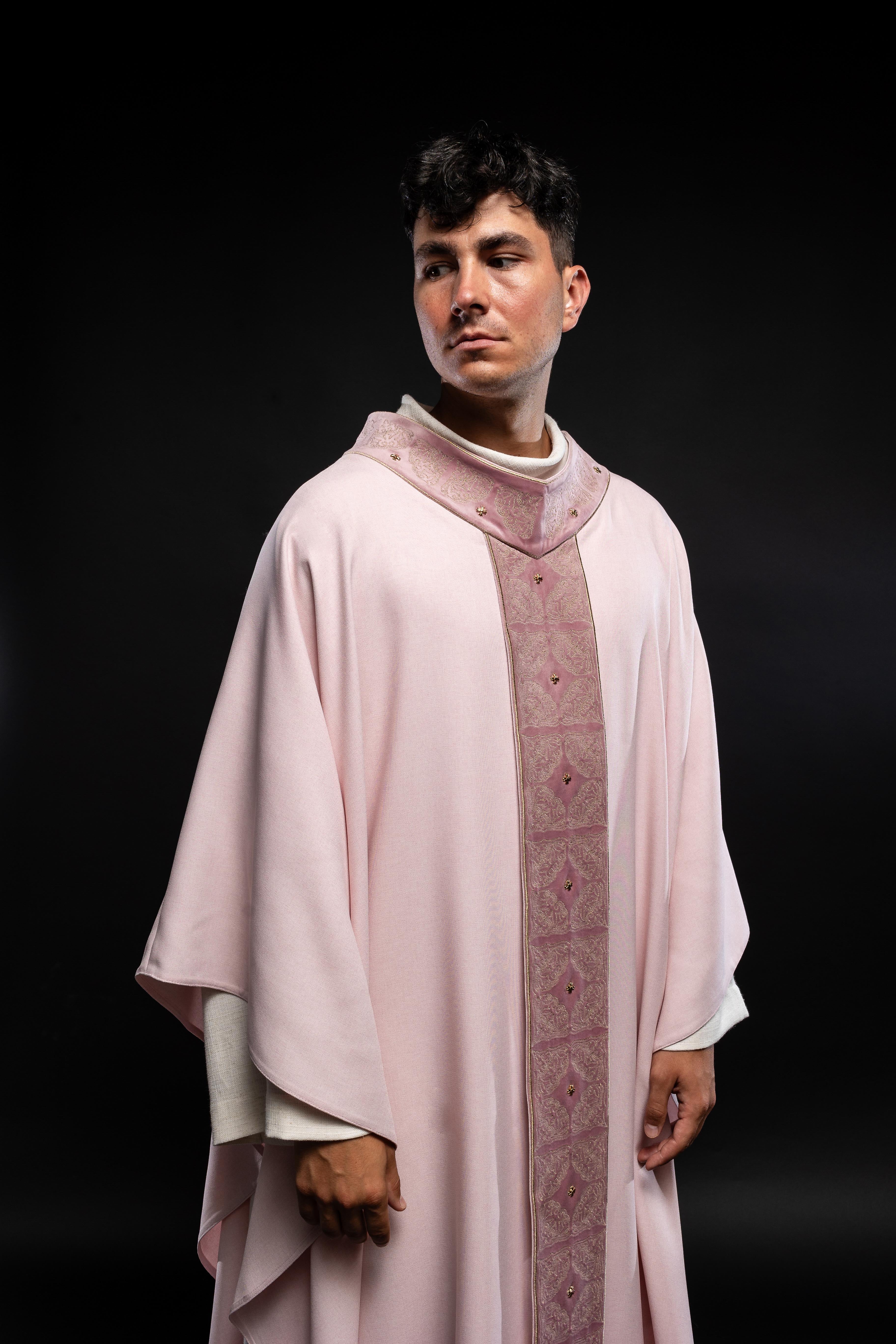 Chasuble avec ceinture et col richement brodés en rose