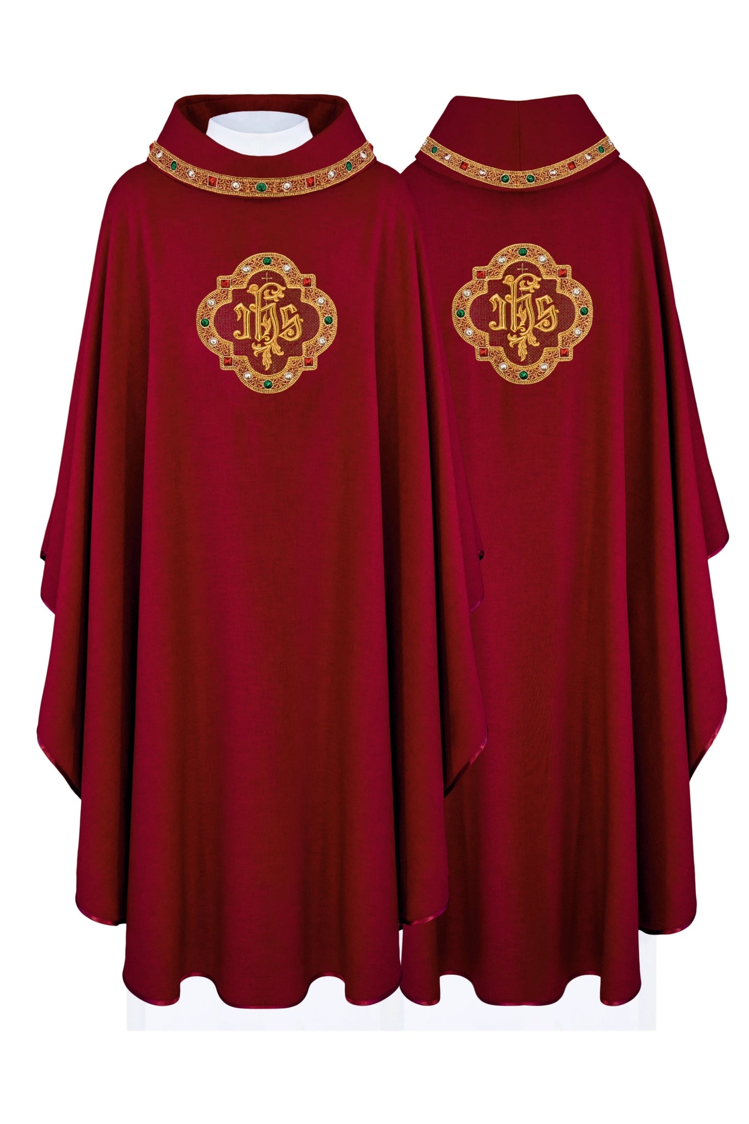 Chasuble avec ceinture richement brodée et passepoil autour de la broderie IHS et du col en rouge