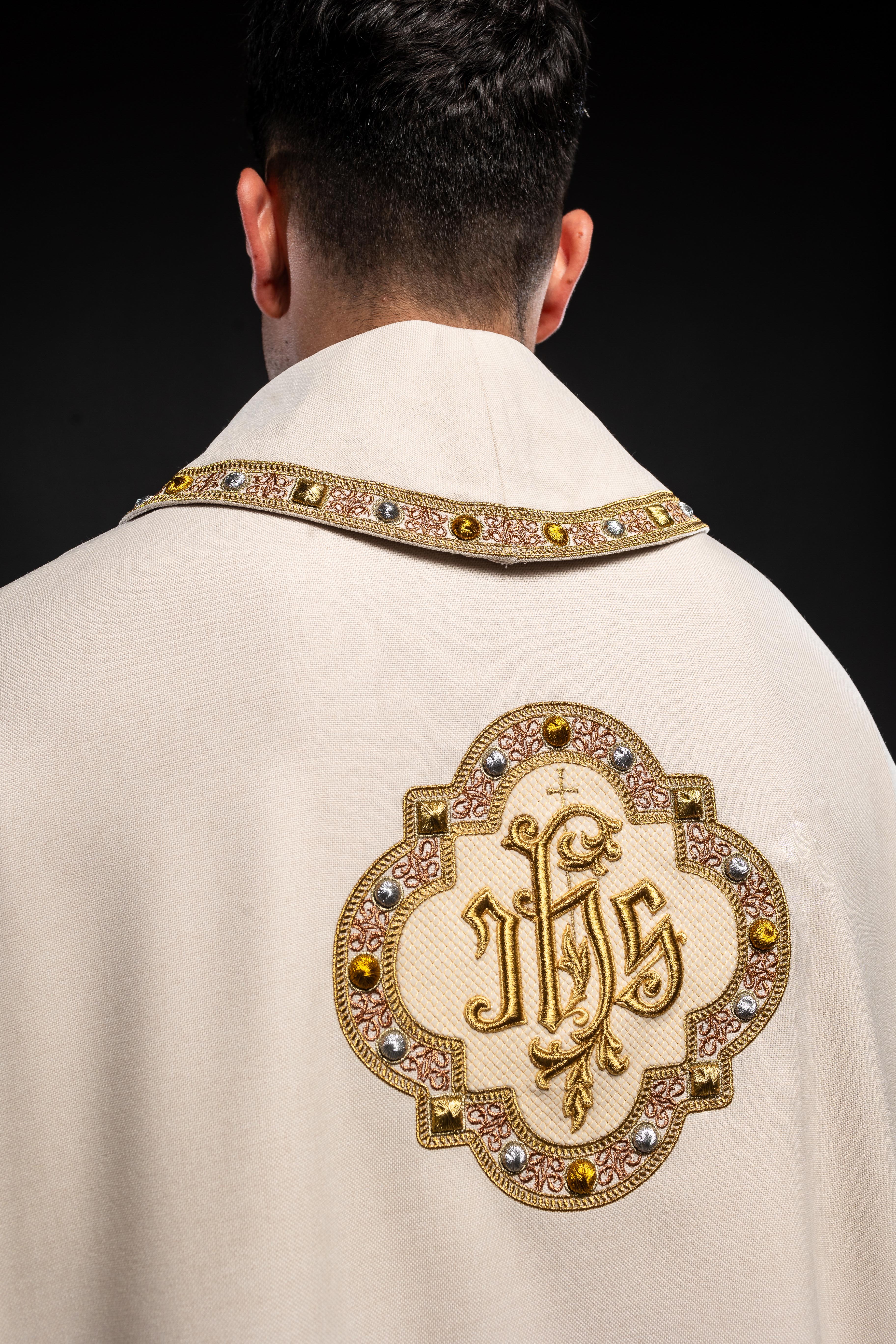 Chasuble avec ceinture richement brodée et passepoil autour de la broderie IHS et du col en écru