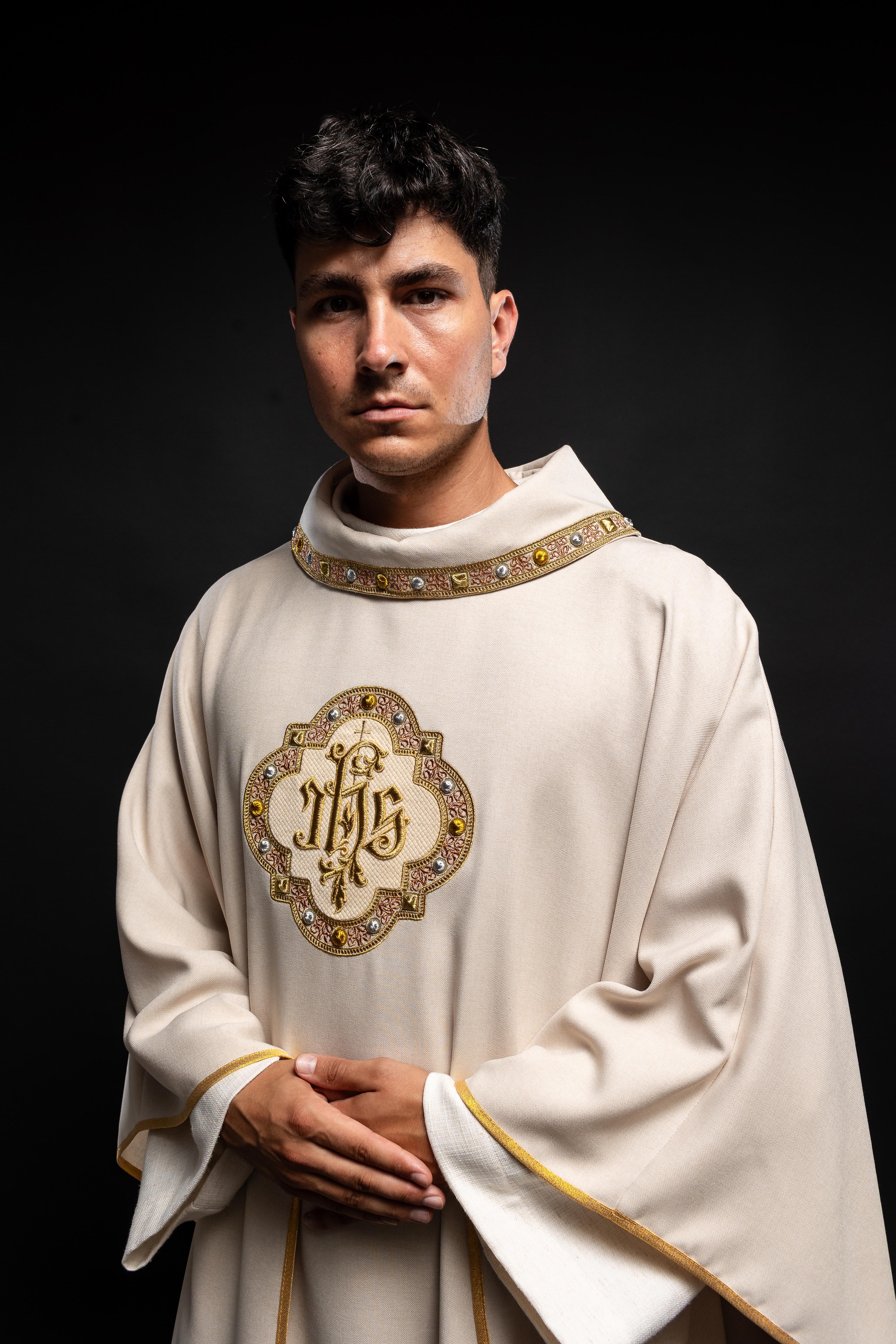 Chasuble avec ceinture richement brodée et passepoil autour de la broderie IHS et du col en écru