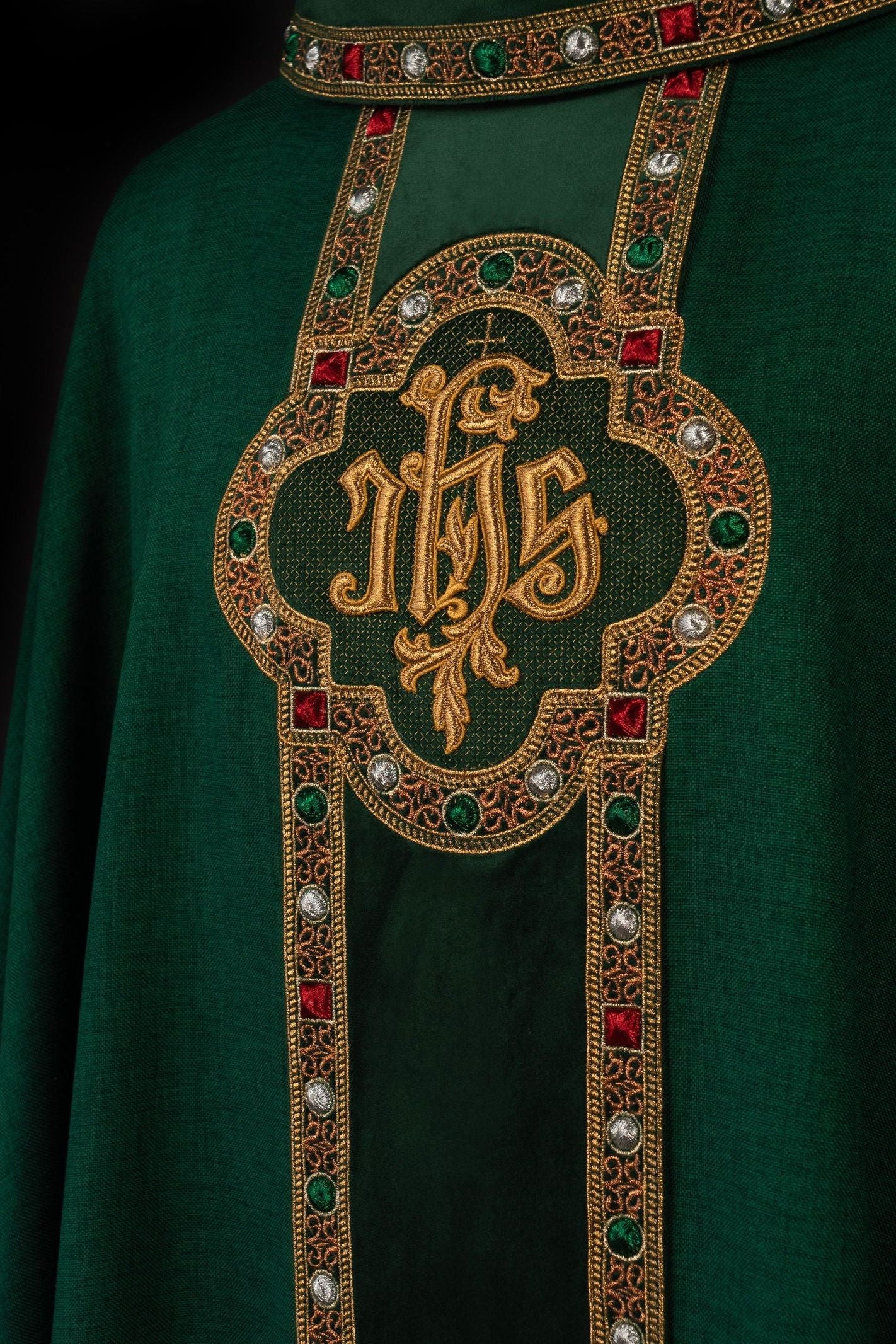 Chasuble avec ceinture richement brodée et passepoil autour de la broderie IHS et du col en vert