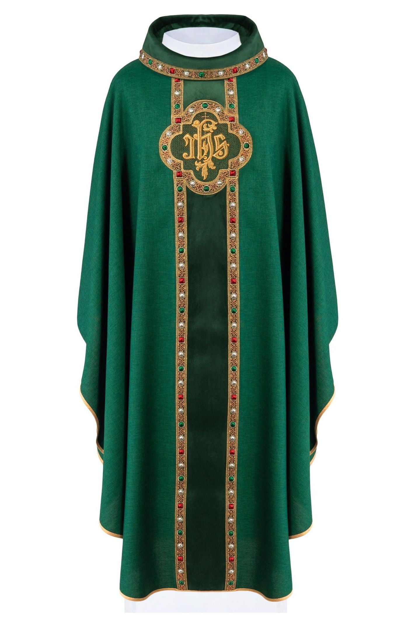 Chasuble avec ceinture richement brodée et passepoil autour de la broderie IHS et du col en vert