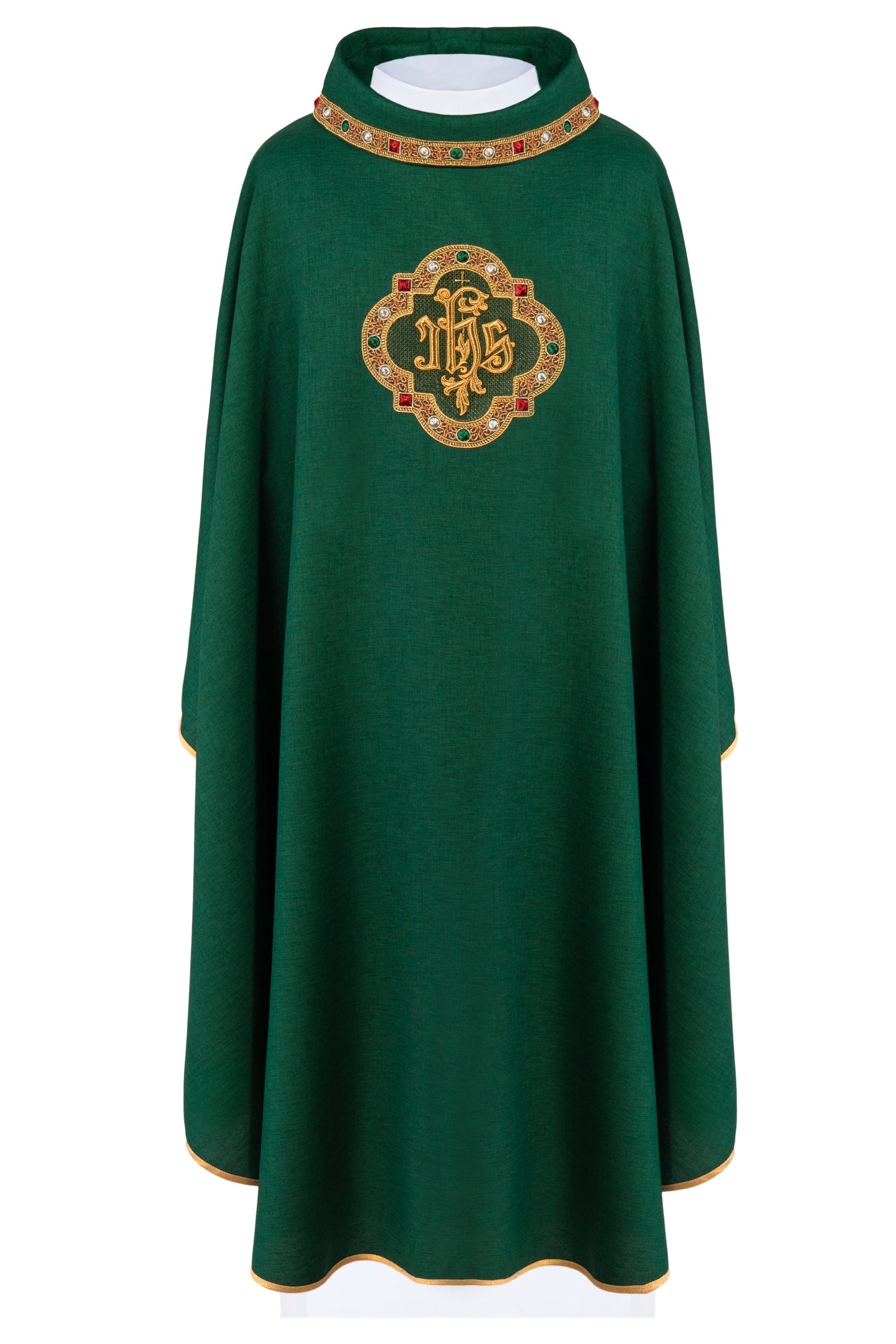 Chasuble avec ceinture richement brodée et passepoil autour de la broderie IHS et du col en vert