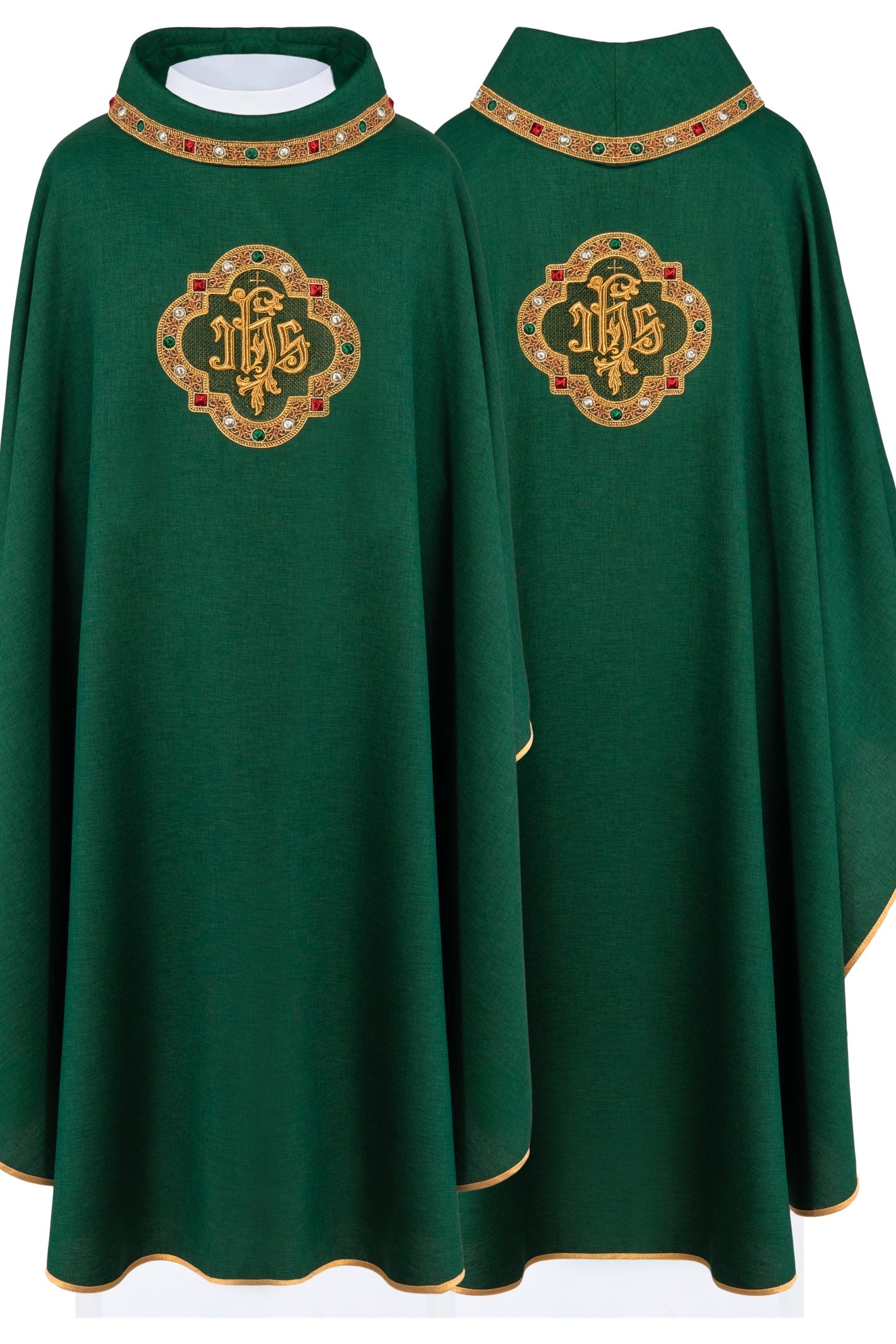 Chasuble avec ceinture richement brodée et passepoil autour de la broderie IHS et du col en vert