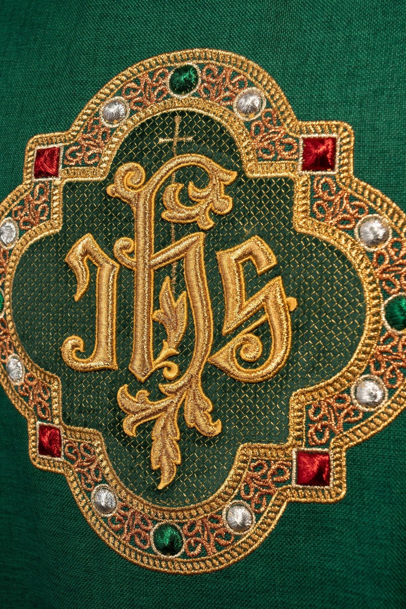 Chasuble avec ceinture richement brodée et passepoil autour de la broderie IHS et du col en vert