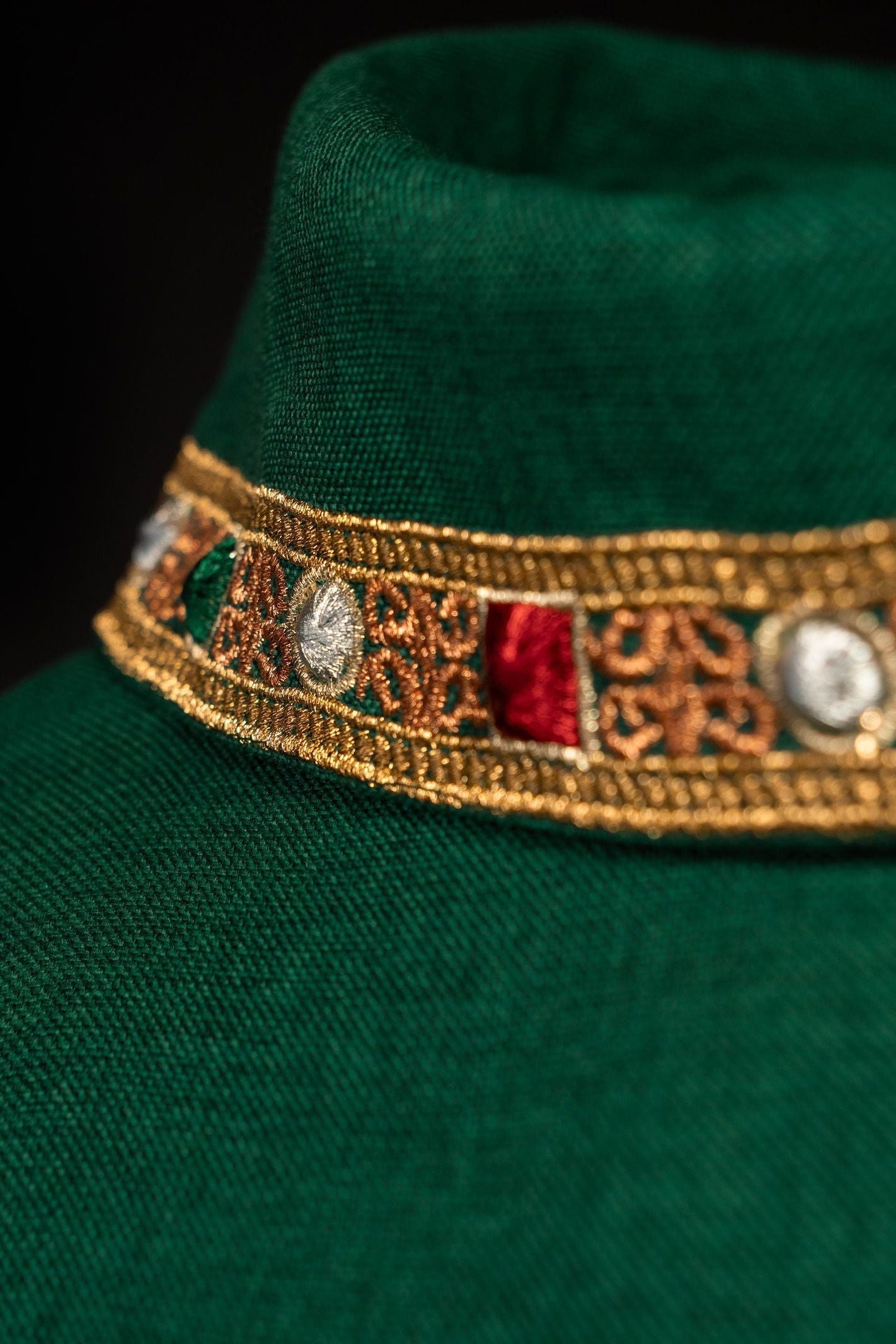 Chasuble avec ceinture richement brodée et passepoil autour de la broderie IHS et du col en vert