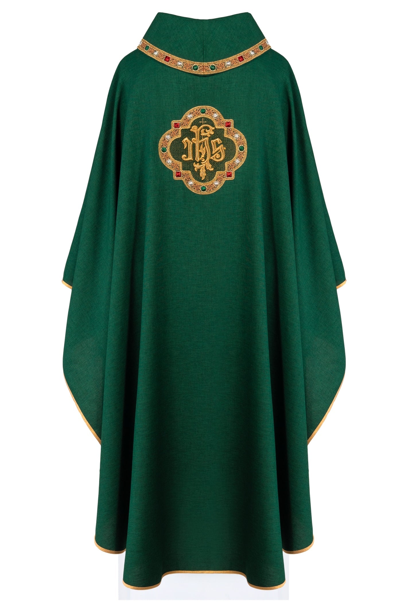 Chasuble avec ceinture richement brodée et passepoil autour de la broderie IHS et du col en vert