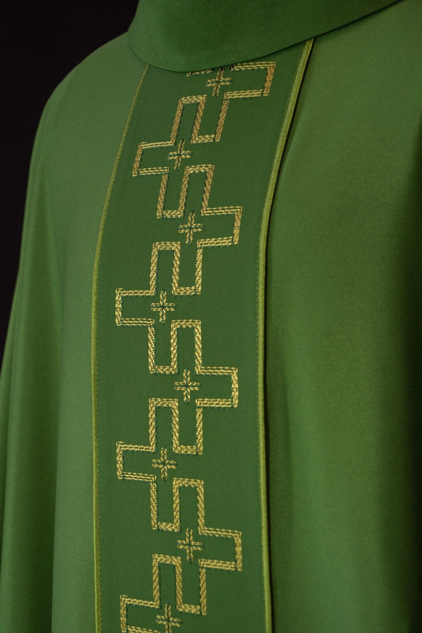 Chasuble avec ceinture richement brodée en croix verte