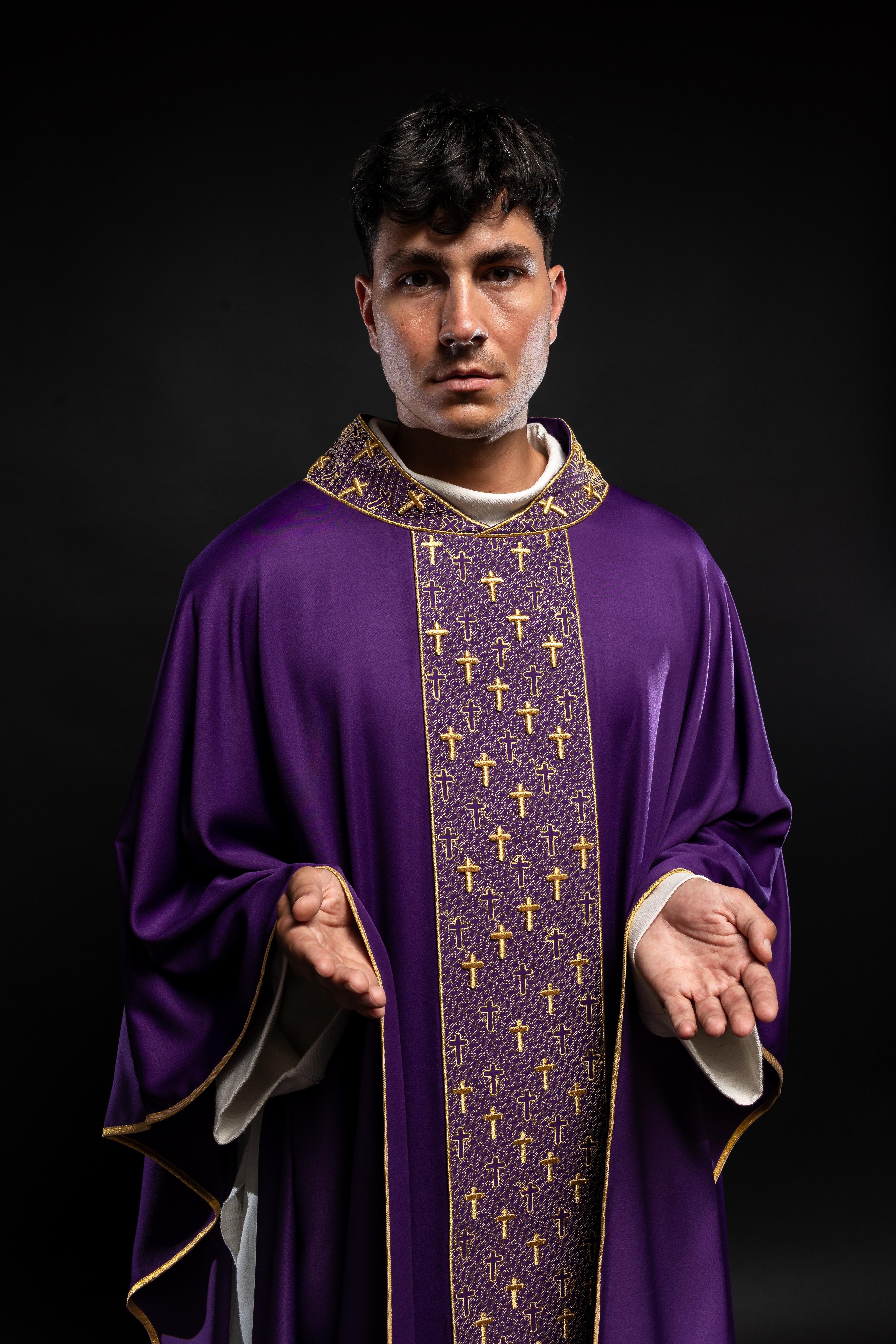 Chasuble avec ceinture richement brodée de croix en violet