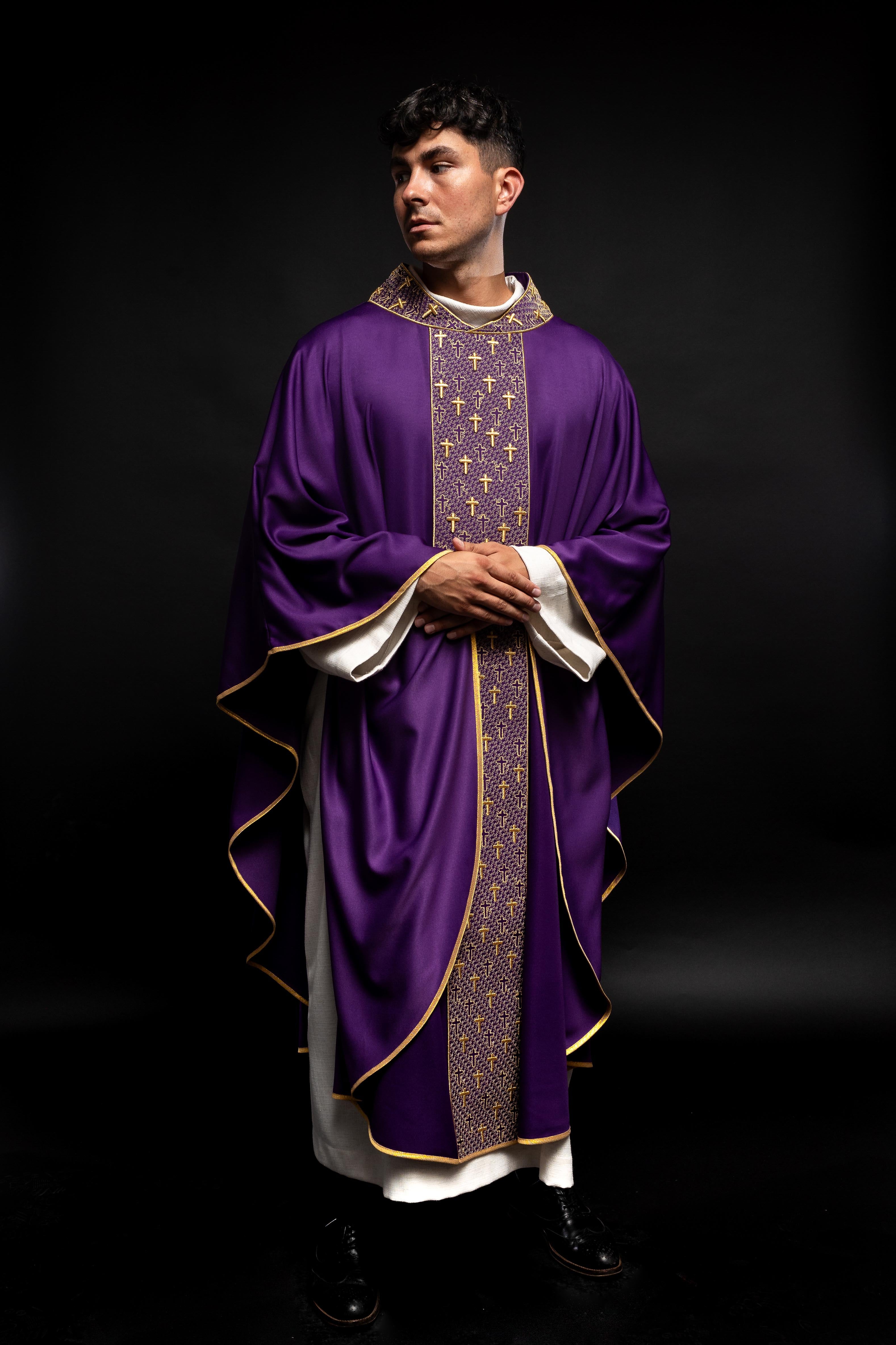 Chasuble avec ceinture richement brodée de croix en violet