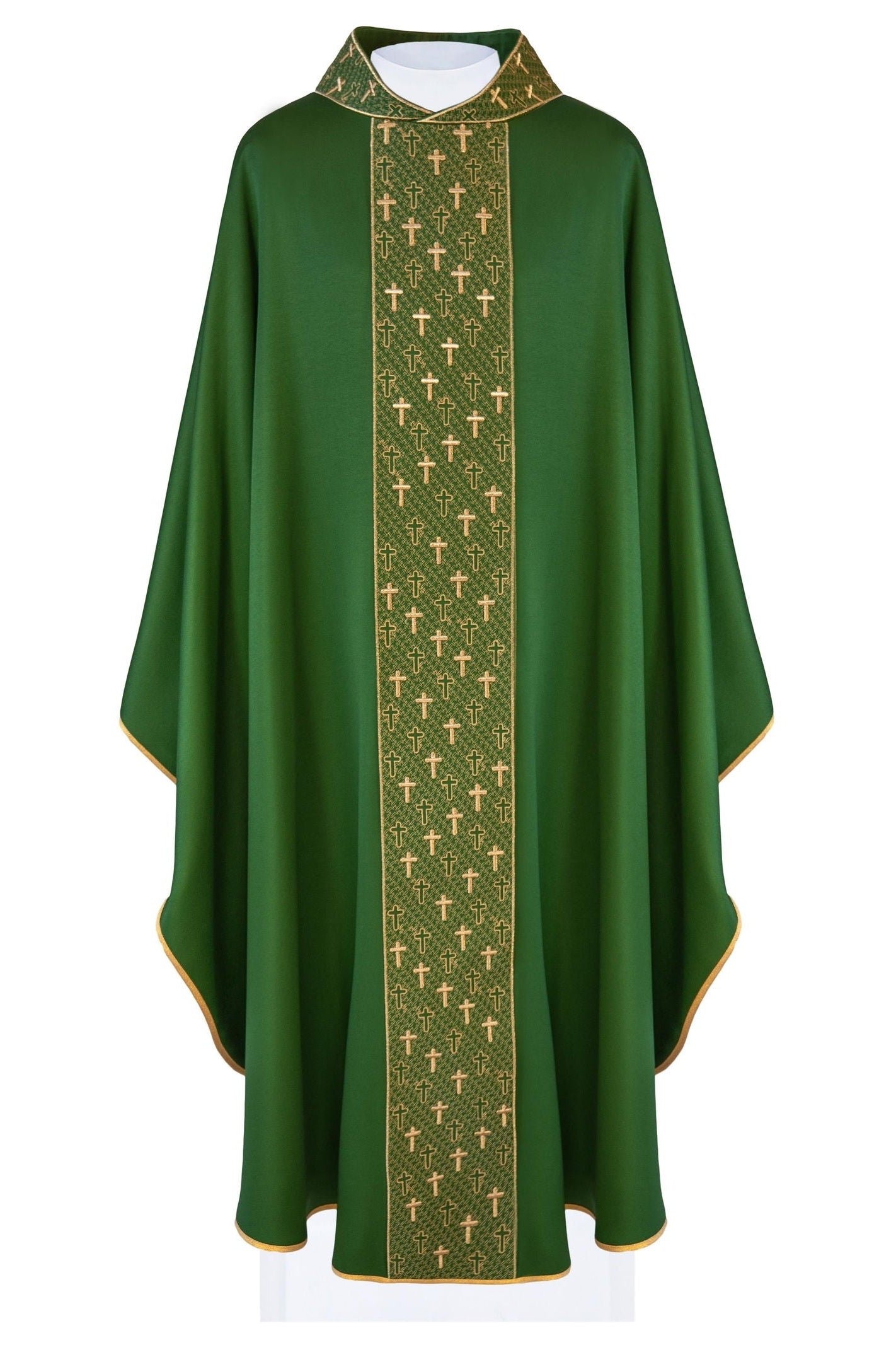 Chasuble avec ceinture richement brodée de croix en vert