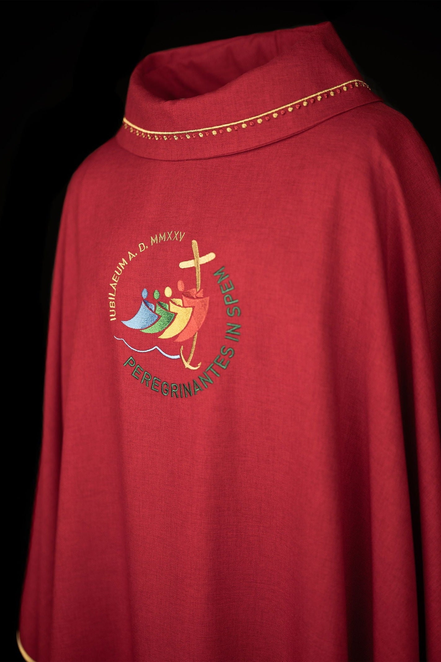 Chasuble brodée du Jubilé avec collier rouge