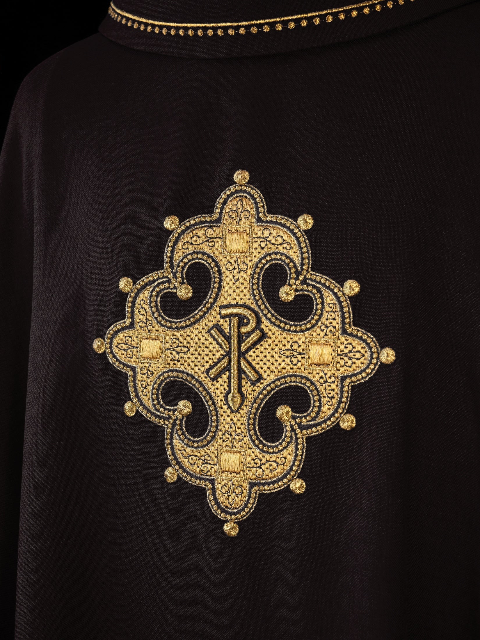 Chasuble avec croix brodée et bordure dorée sur le col en noir