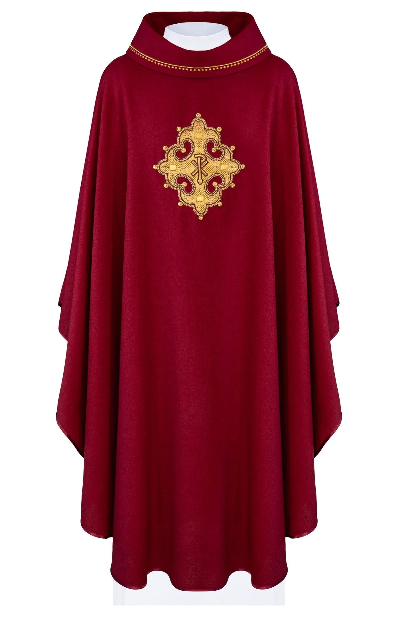 Chasuble avec croix brodée et bordure dorée sur le col en rouge