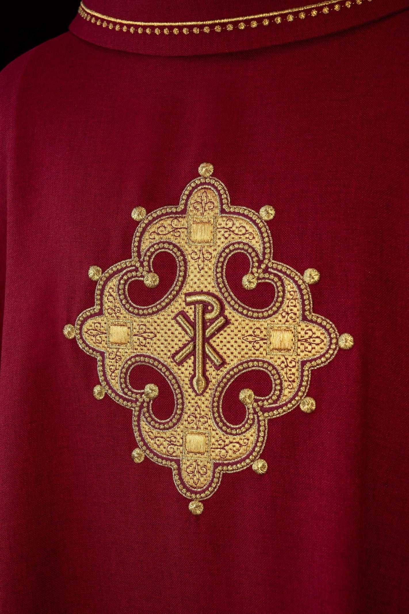 Chasuble avec croix brodée et bordure dorée sur le col en rouge